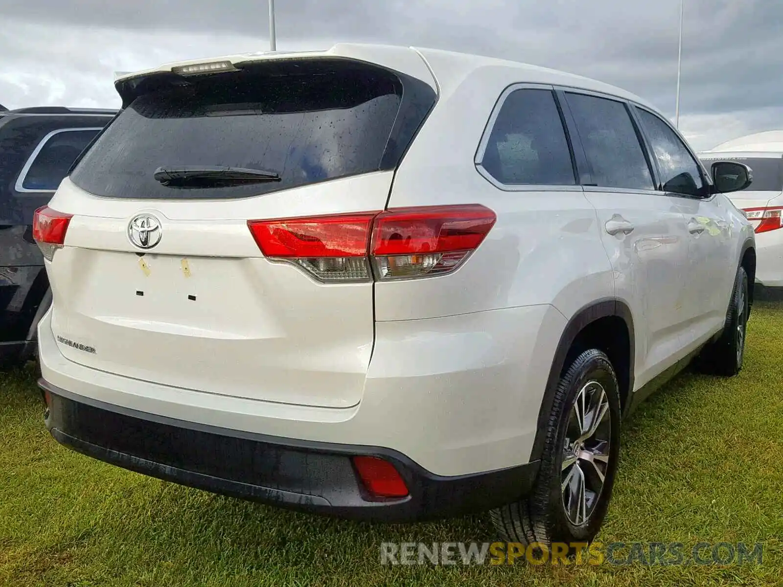 4 Photograph of a damaged car 5TDZARFH6KS054070 TOYOTA HIGHLANDER 2019