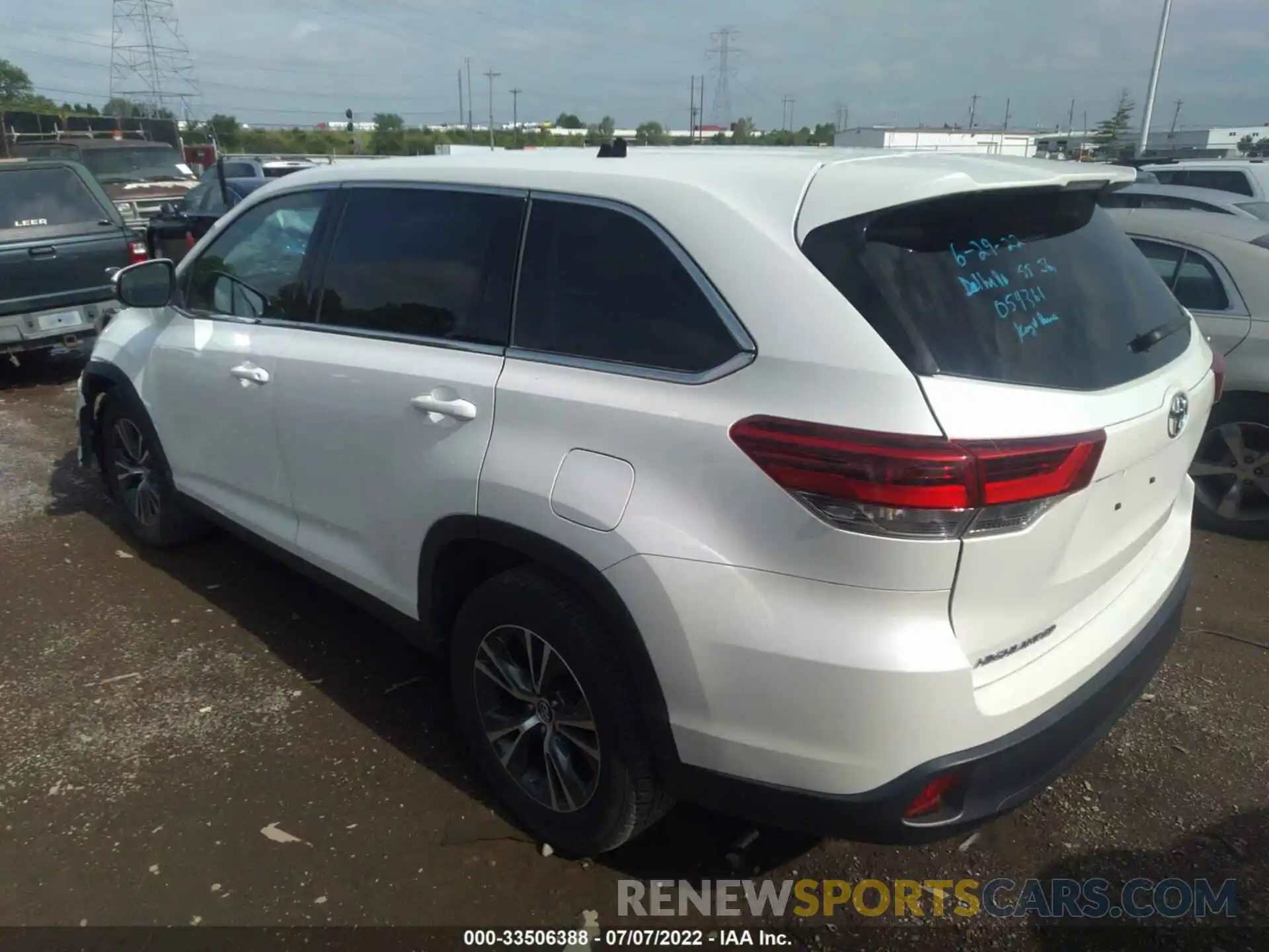 3 Photograph of a damaged car 5TDZARFH6KS054361 TOYOTA HIGHLANDER 2019