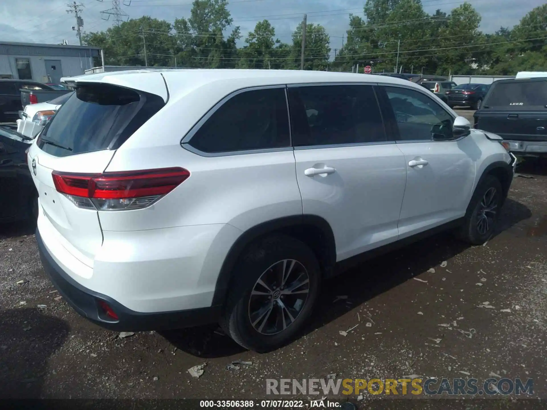 4 Photograph of a damaged car 5TDZARFH6KS054361 TOYOTA HIGHLANDER 2019