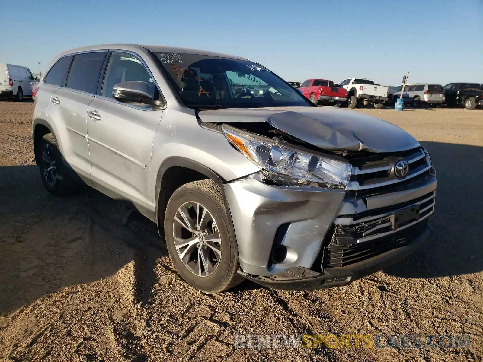 1 Photograph of a damaged car 5TDZARFH6KS055378 TOYOTA HIGHLANDER 2019