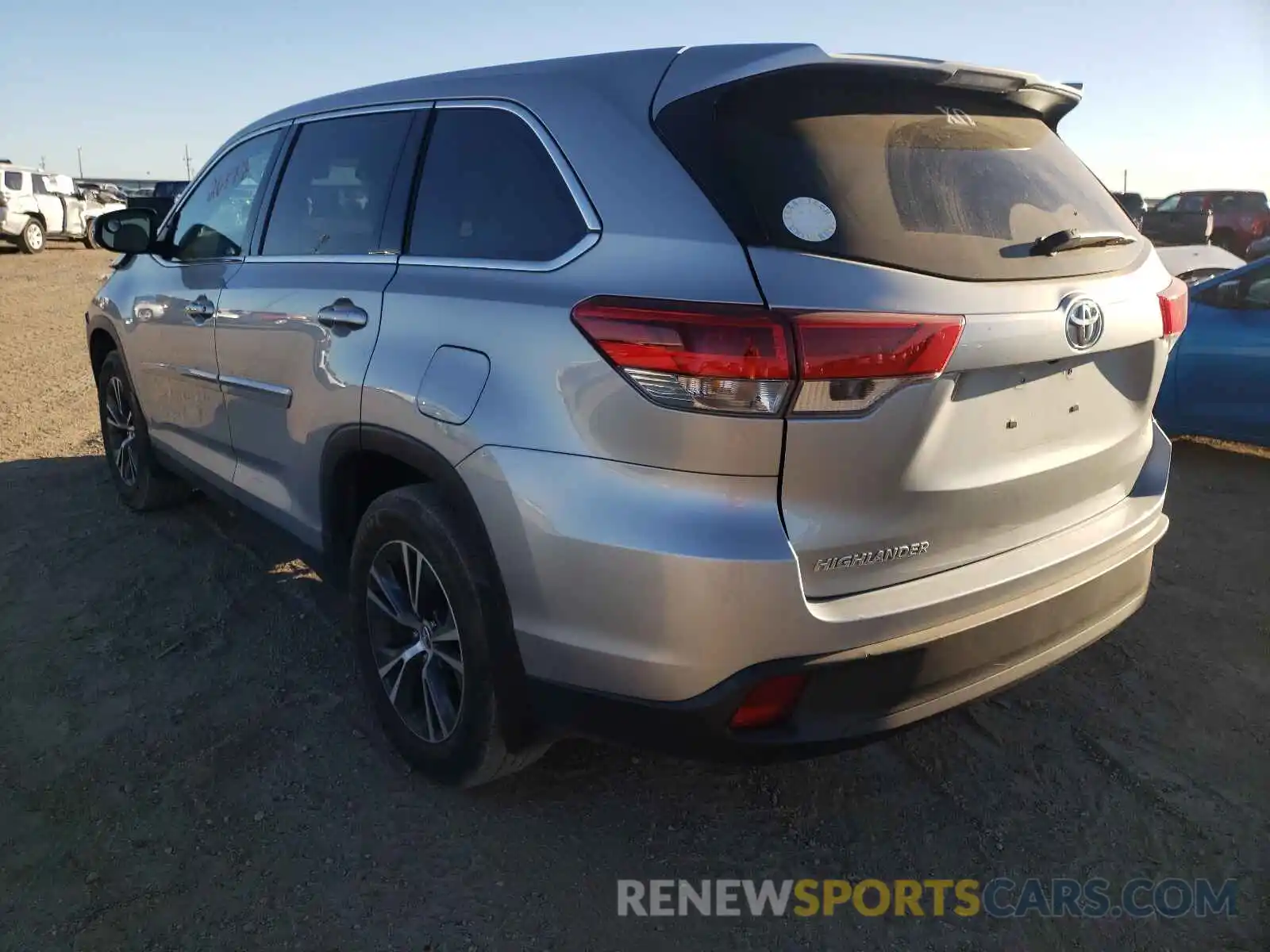 3 Photograph of a damaged car 5TDZARFH6KS055378 TOYOTA HIGHLANDER 2019