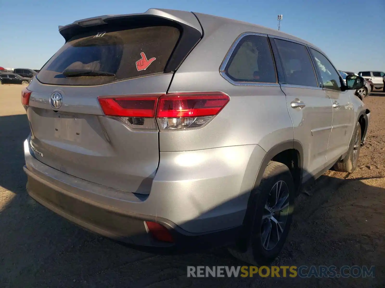 4 Photograph of a damaged car 5TDZARFH6KS055378 TOYOTA HIGHLANDER 2019