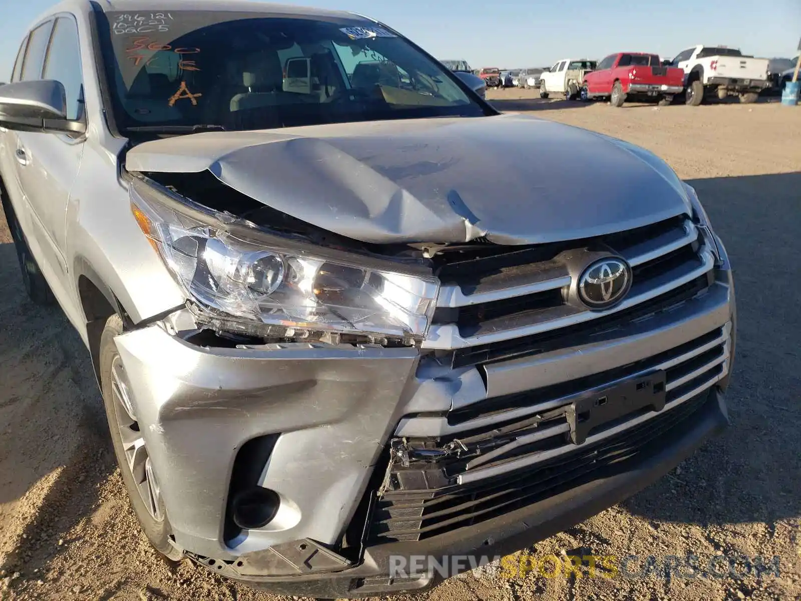 9 Photograph of a damaged car 5TDZARFH6KS055378 TOYOTA HIGHLANDER 2019