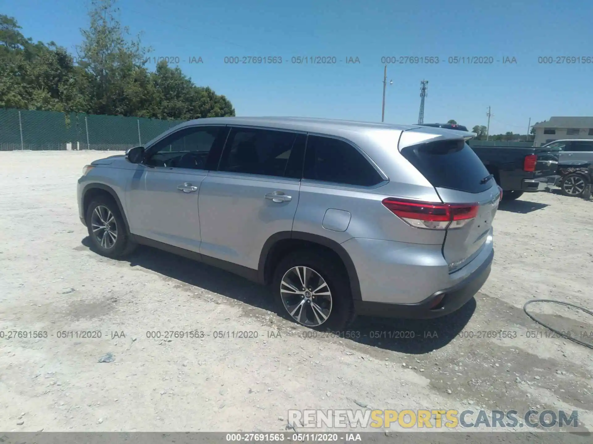 3 Photograph of a damaged car 5TDZARFH6KS058085 TOYOTA HIGHLANDER 2019