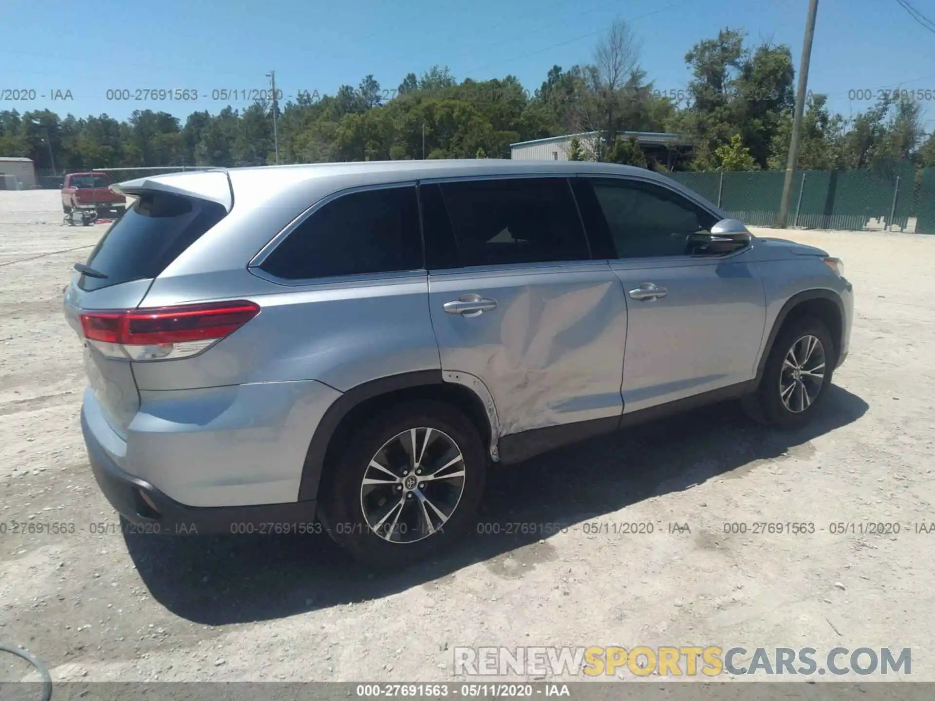 4 Photograph of a damaged car 5TDZARFH6KS058085 TOYOTA HIGHLANDER 2019