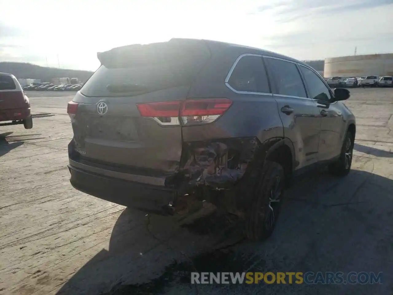 4 Photograph of a damaged car 5TDZARFH6KS058166 TOYOTA HIGHLANDER 2019