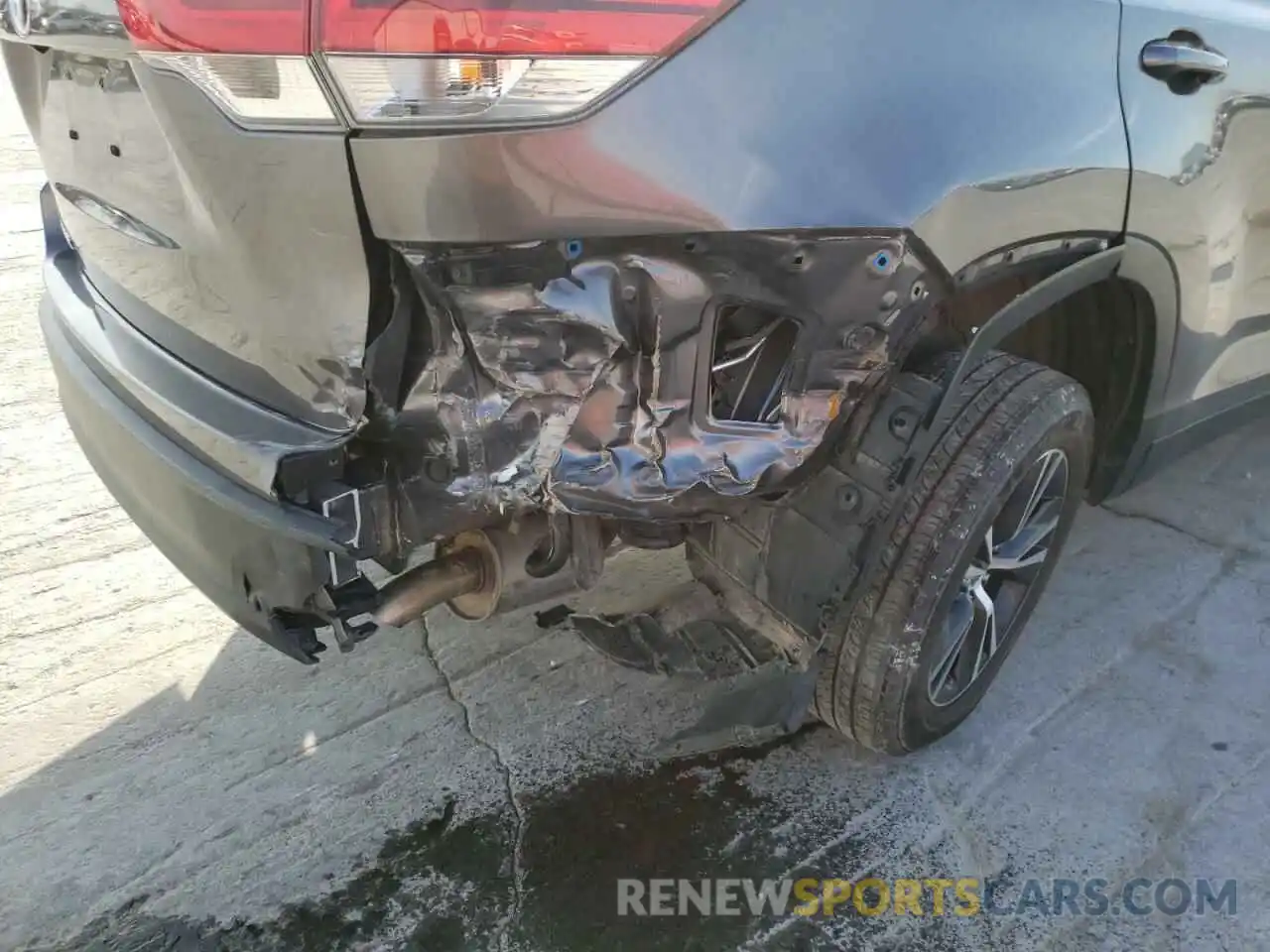 9 Photograph of a damaged car 5TDZARFH6KS058166 TOYOTA HIGHLANDER 2019