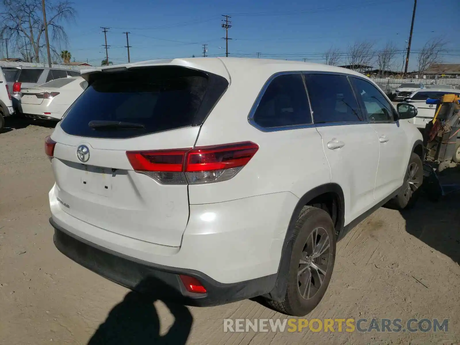 4 Photograph of a damaged car 5TDZARFH6KS058295 TOYOTA HIGHLANDER 2019