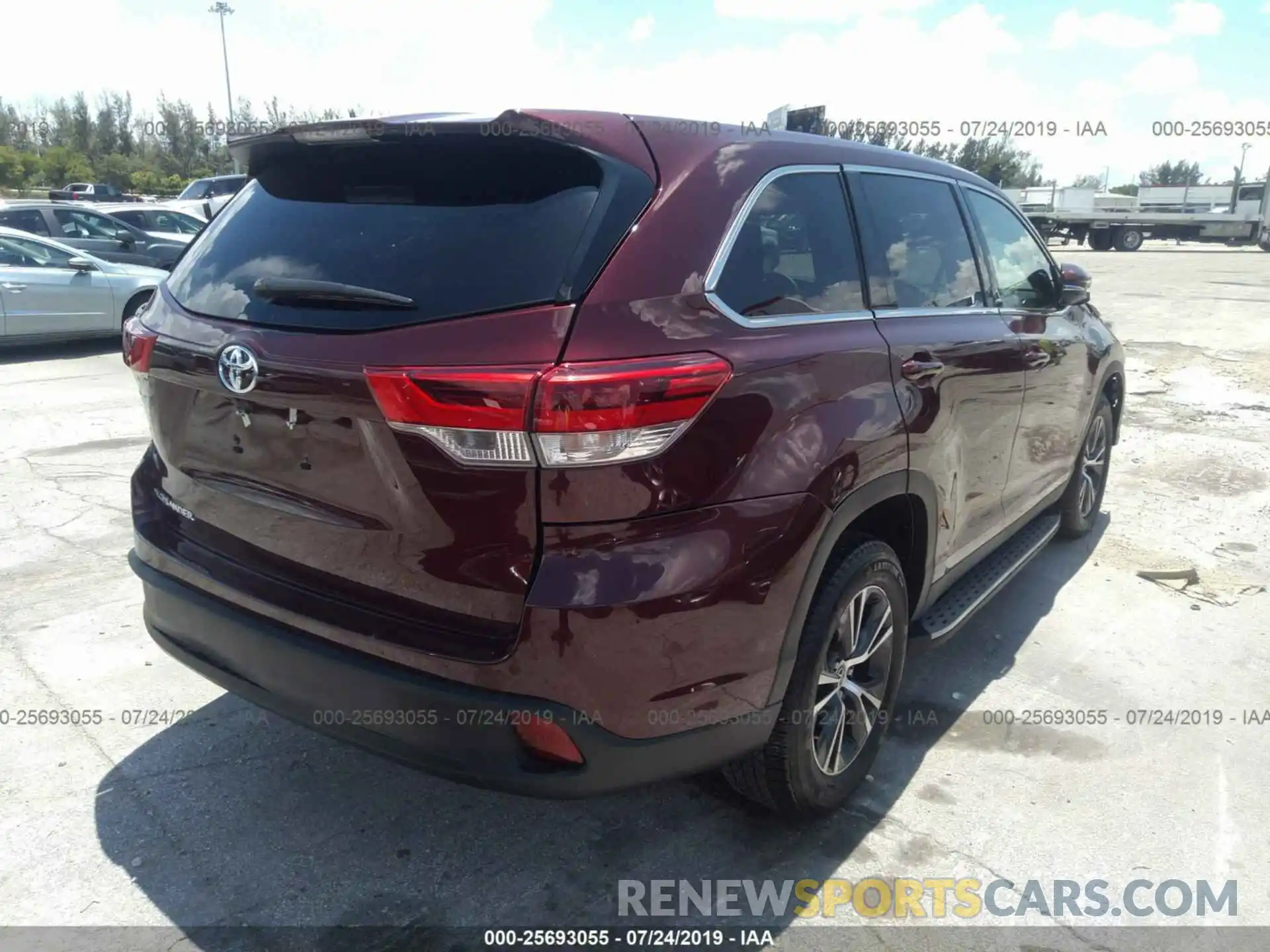 4 Photograph of a damaged car 5TDZARFH7KS042140 TOYOTA HIGHLANDER 2019