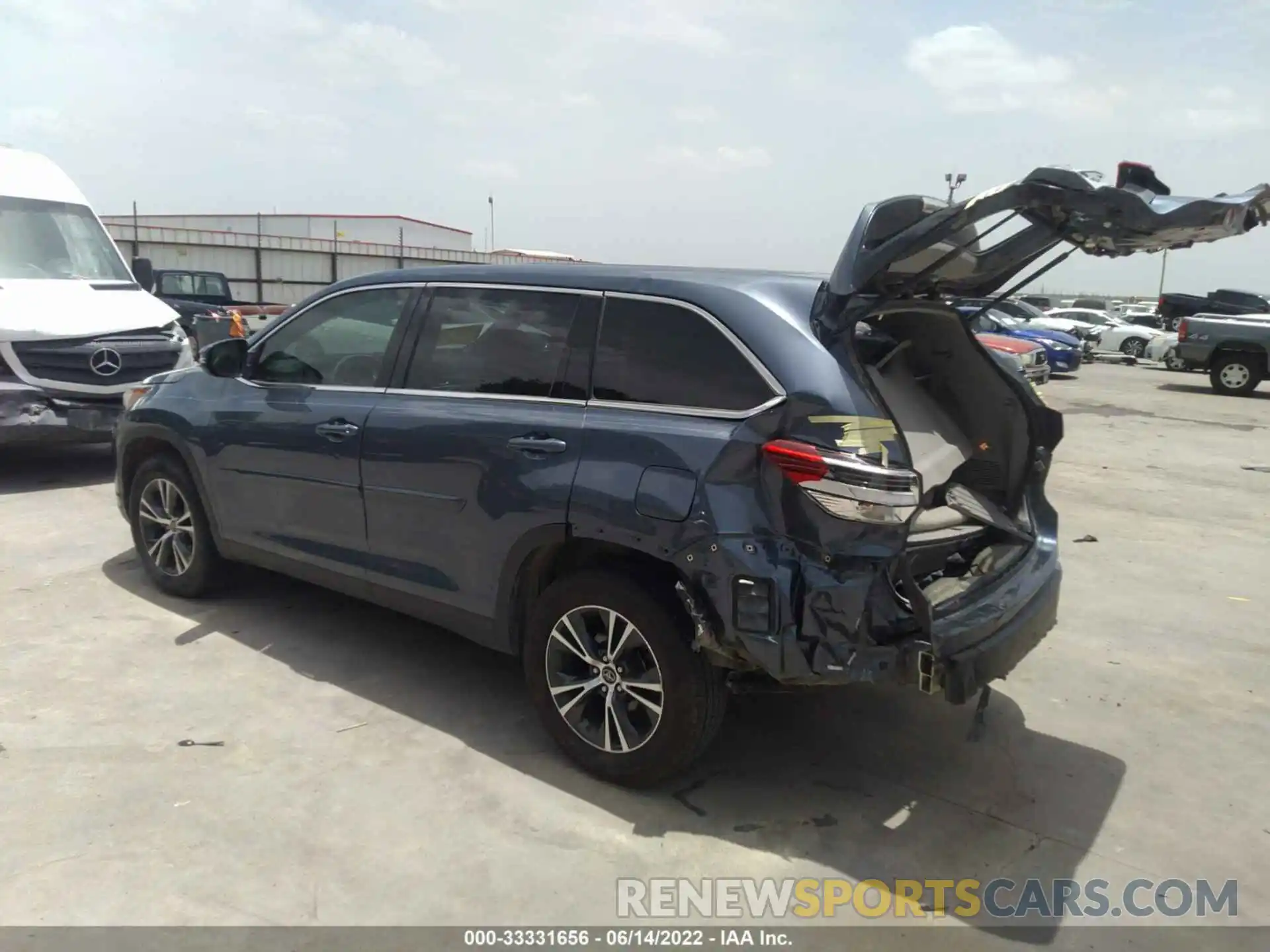 3 Photograph of a damaged car 5TDZARFH7KS045149 TOYOTA HIGHLANDER 2019