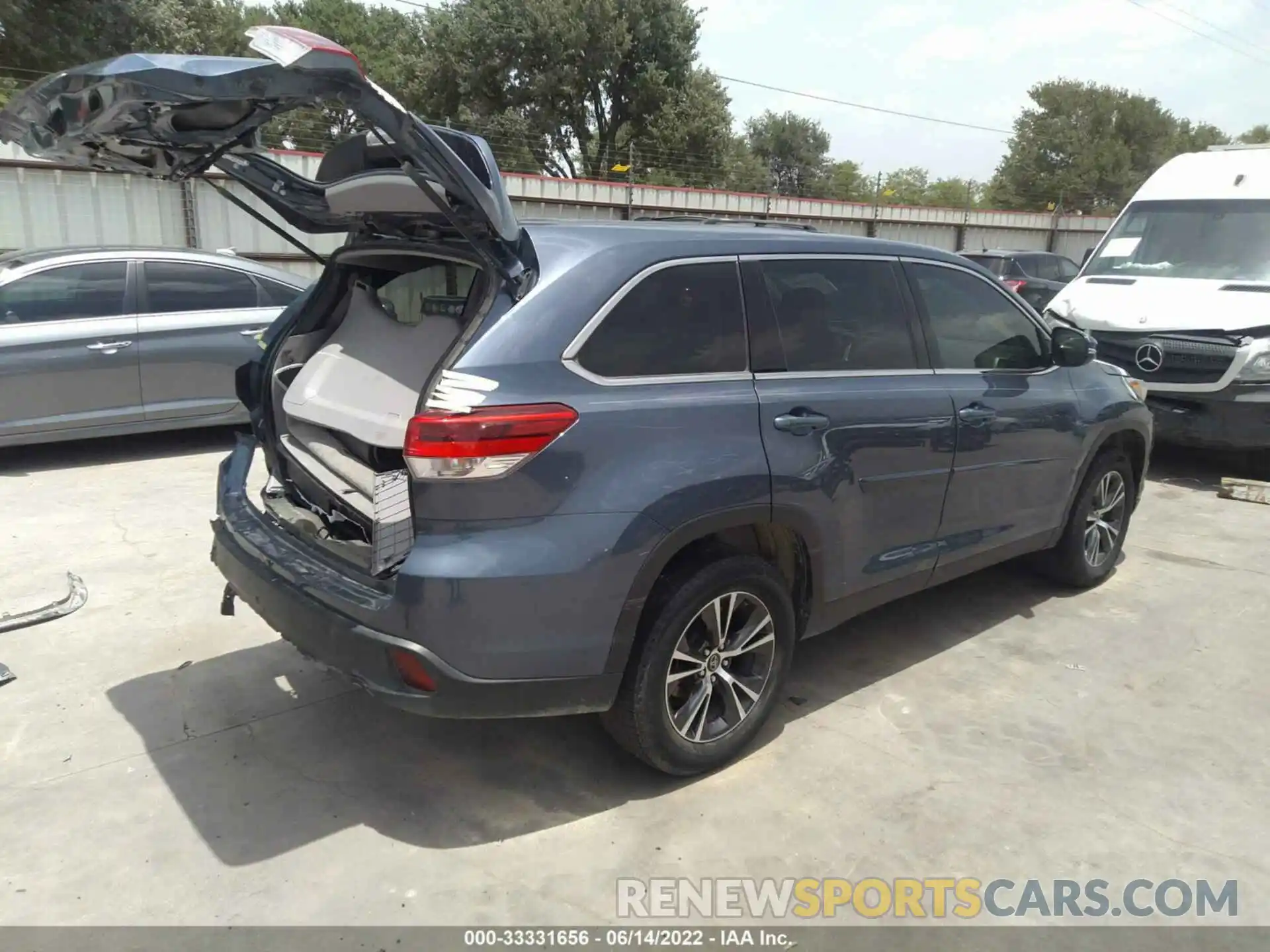 4 Photograph of a damaged car 5TDZARFH7KS045149 TOYOTA HIGHLANDER 2019