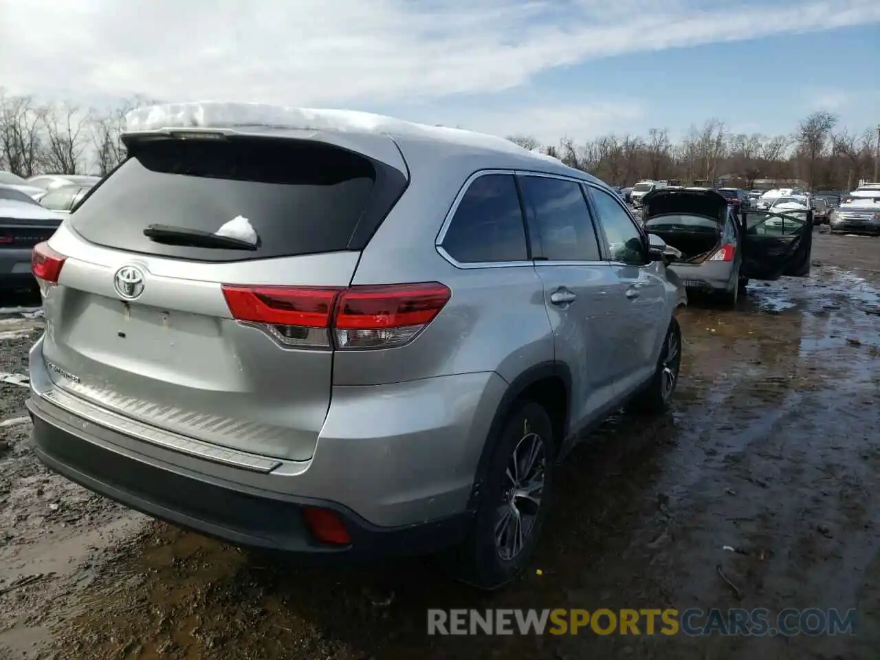 4 Photograph of a damaged car 5TDZARFH7KS048438 TOYOTA HIGHLANDER 2019