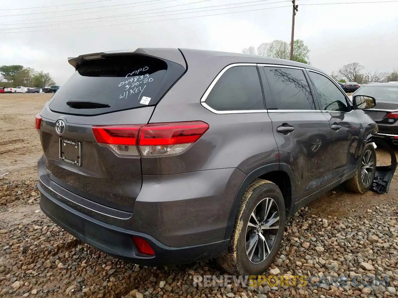 4 Photograph of a damaged car 5TDZARFH7KS049833 TOYOTA HIGHLANDER 2019