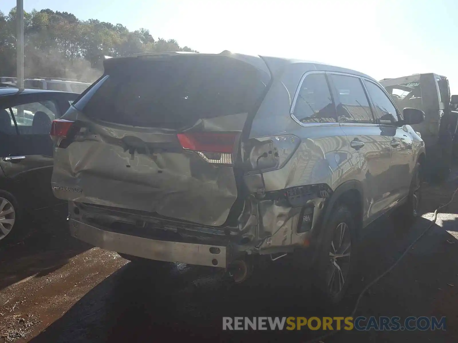 4 Photograph of a damaged car 5TDZARFH7KS050433 TOYOTA HIGHLANDER 2019