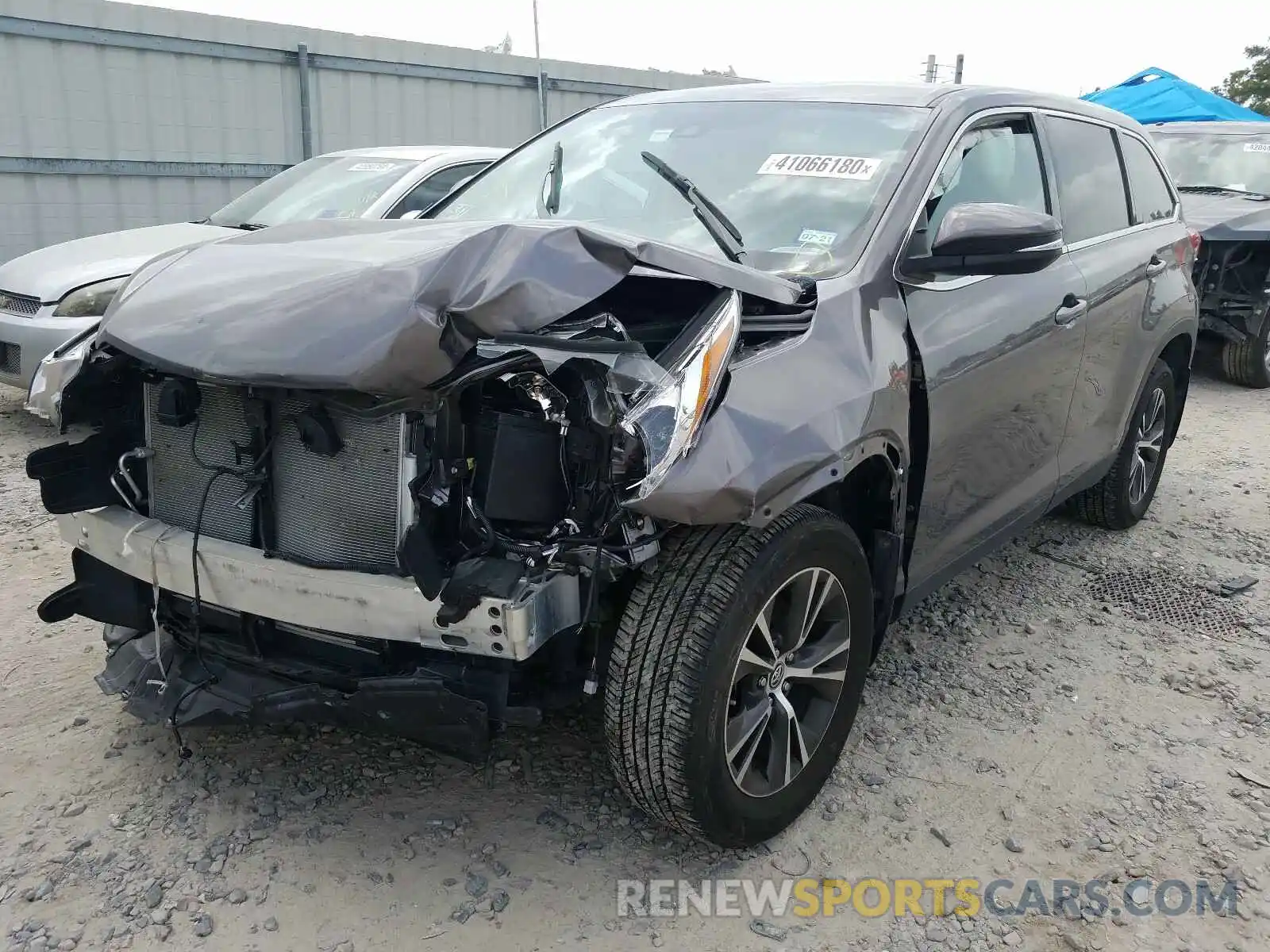 2 Photograph of a damaged car 5TDZARFH7KS052795 TOYOTA HIGHLANDER 2019