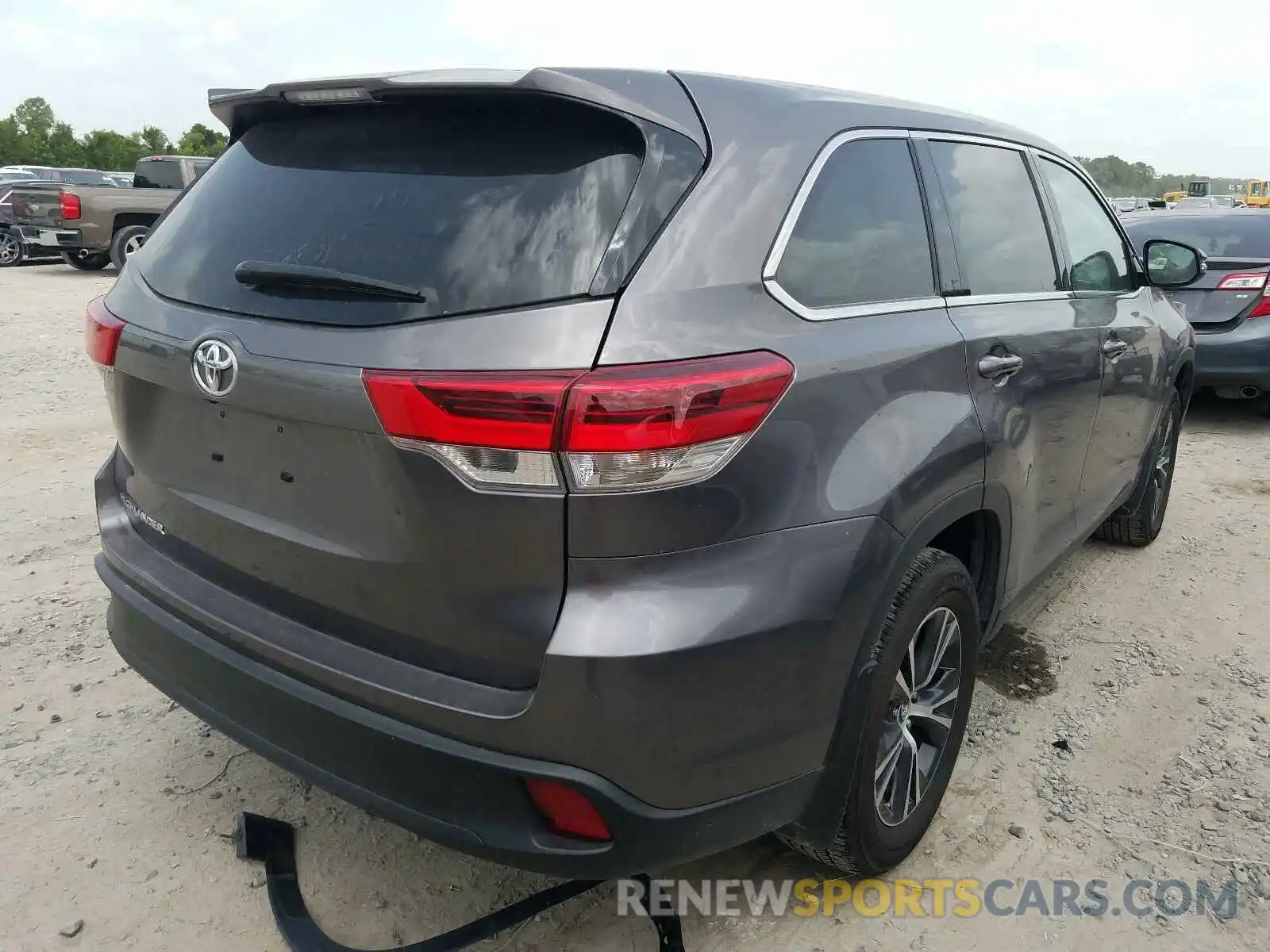 4 Photograph of a damaged car 5TDZARFH7KS052795 TOYOTA HIGHLANDER 2019