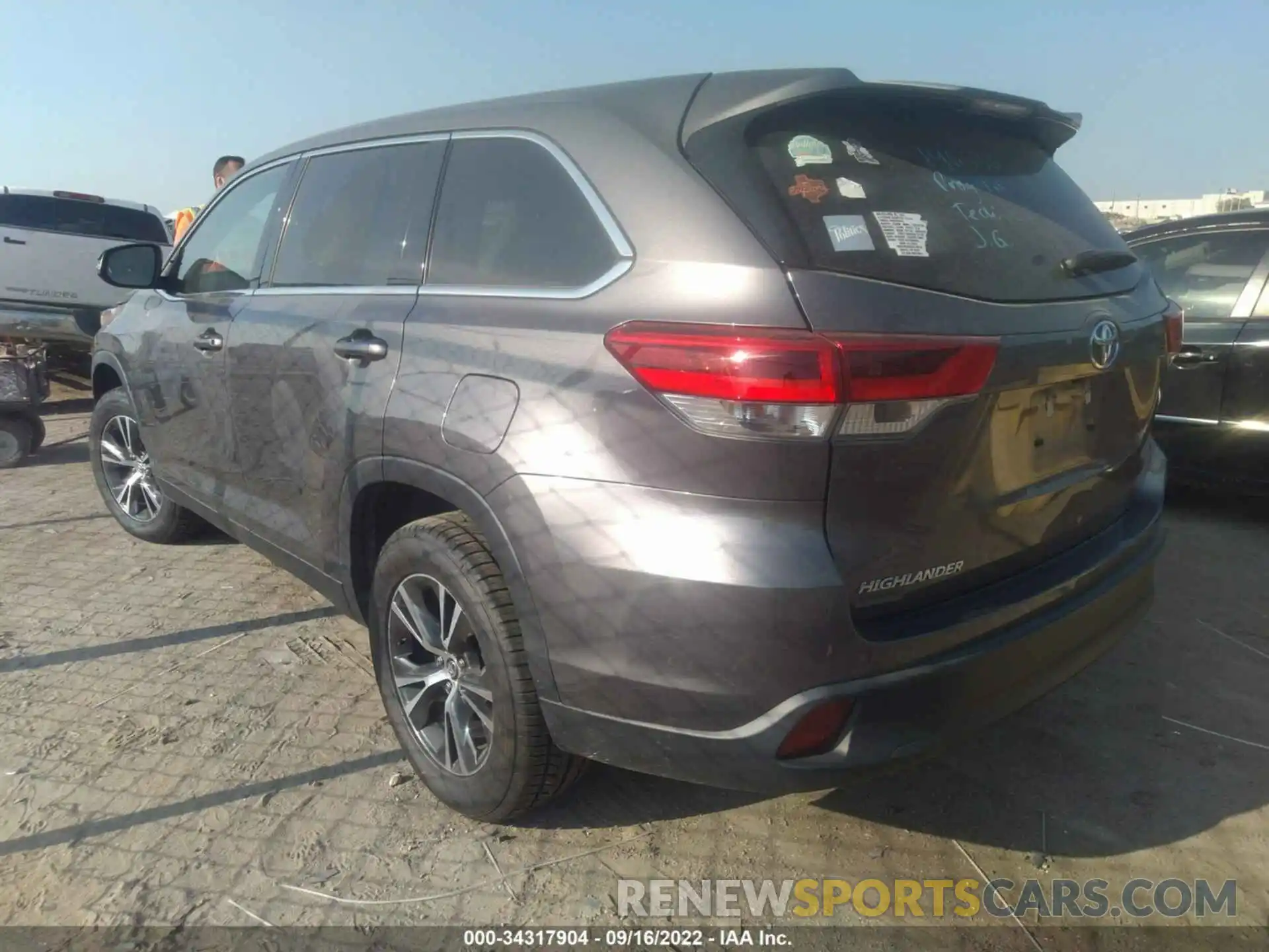 3 Photograph of a damaged car 5TDZARFH7KS053042 TOYOTA HIGHLANDER 2019