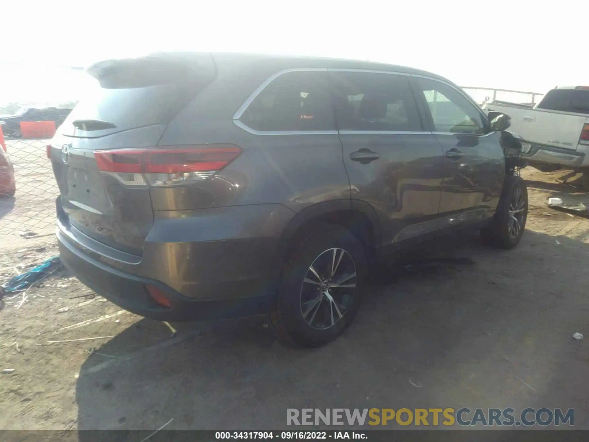 4 Photograph of a damaged car 5TDZARFH7KS053042 TOYOTA HIGHLANDER 2019