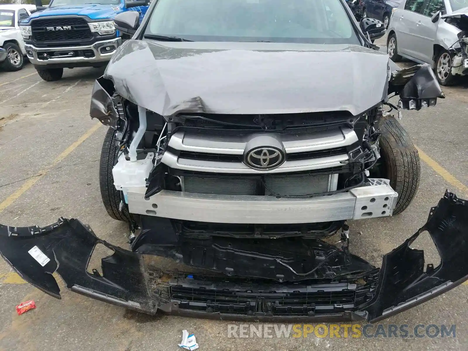 9 Photograph of a damaged car 5TDZARFH7KS053221 TOYOTA HIGHLANDER 2019