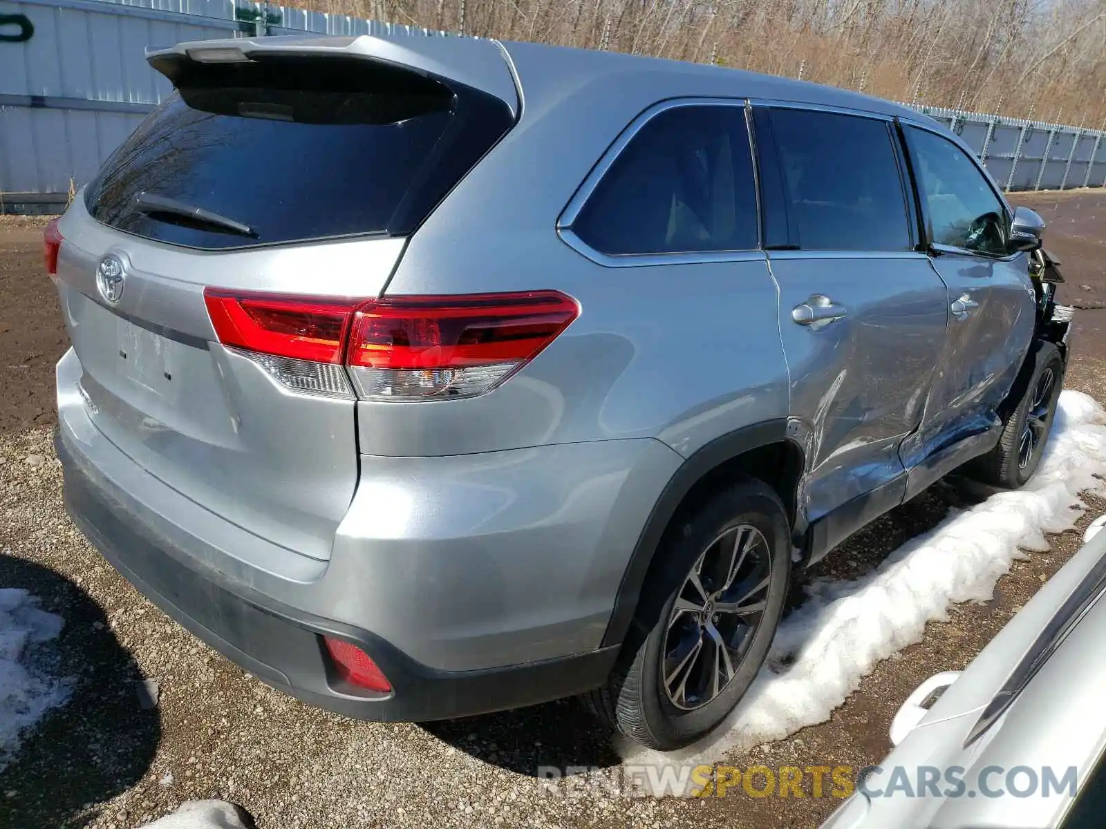 4 Photograph of a damaged car 5TDZARFH7KS053946 TOYOTA HIGHLANDER 2019