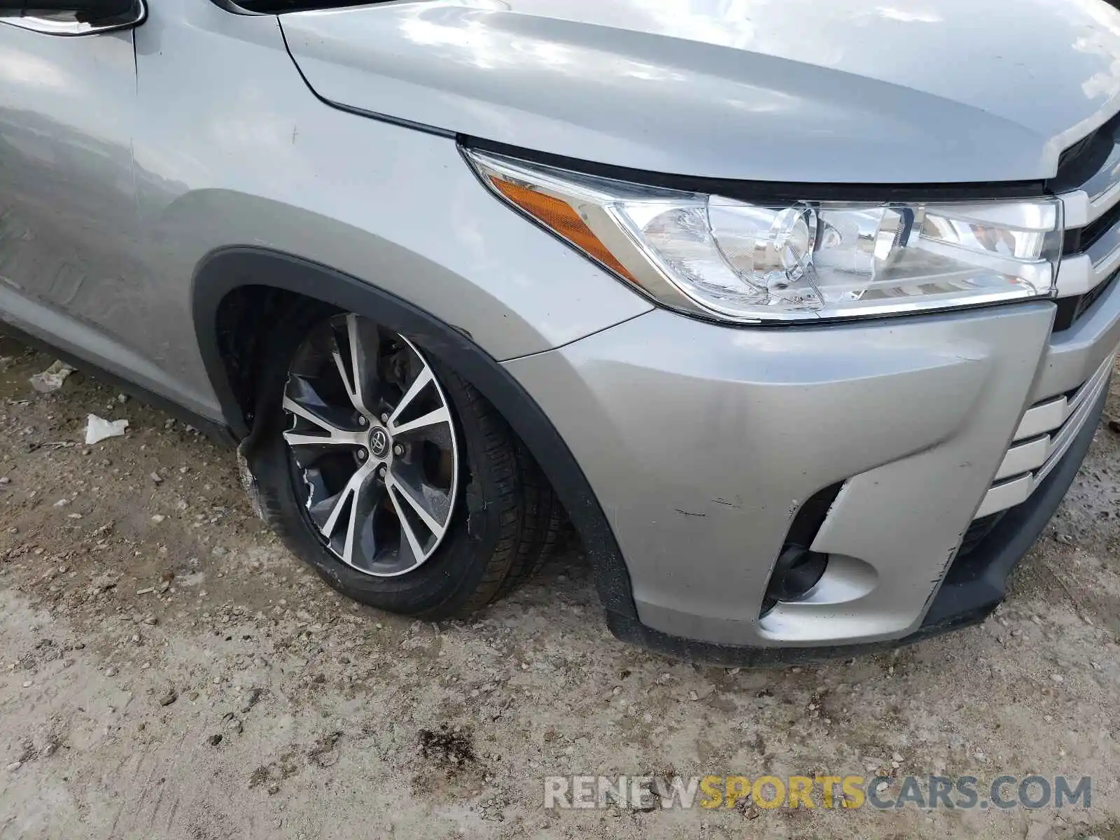 9 Photograph of a damaged car 5TDZARFH7KS054188 TOYOTA HIGHLANDER 2019