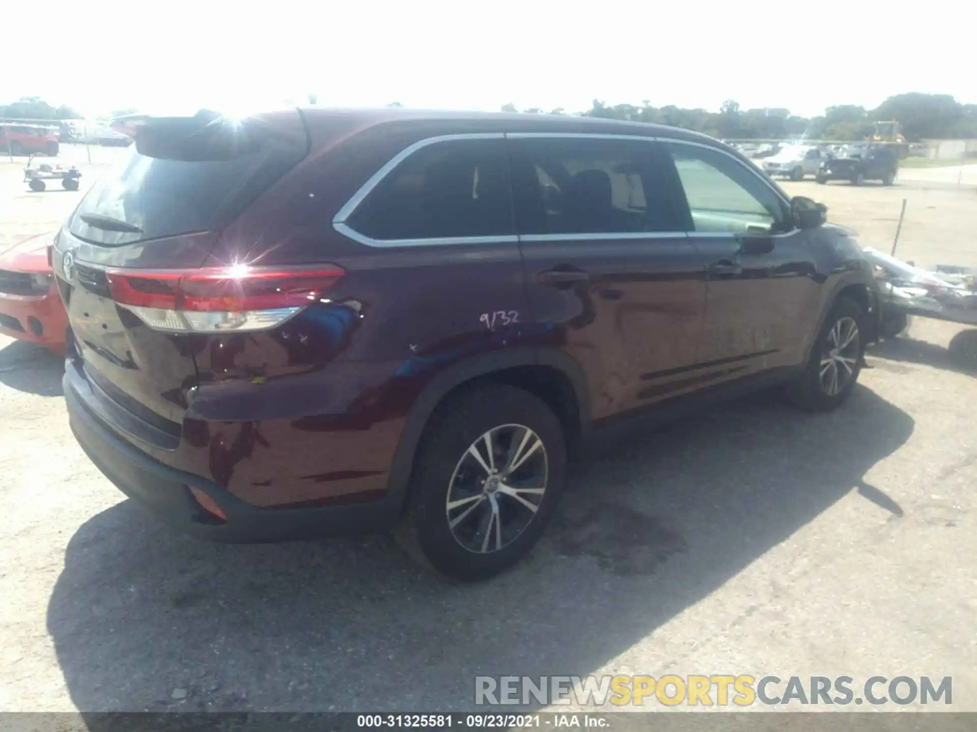 4 Photograph of a damaged car 5TDZARFH7KS054269 TOYOTA HIGHLANDER 2019