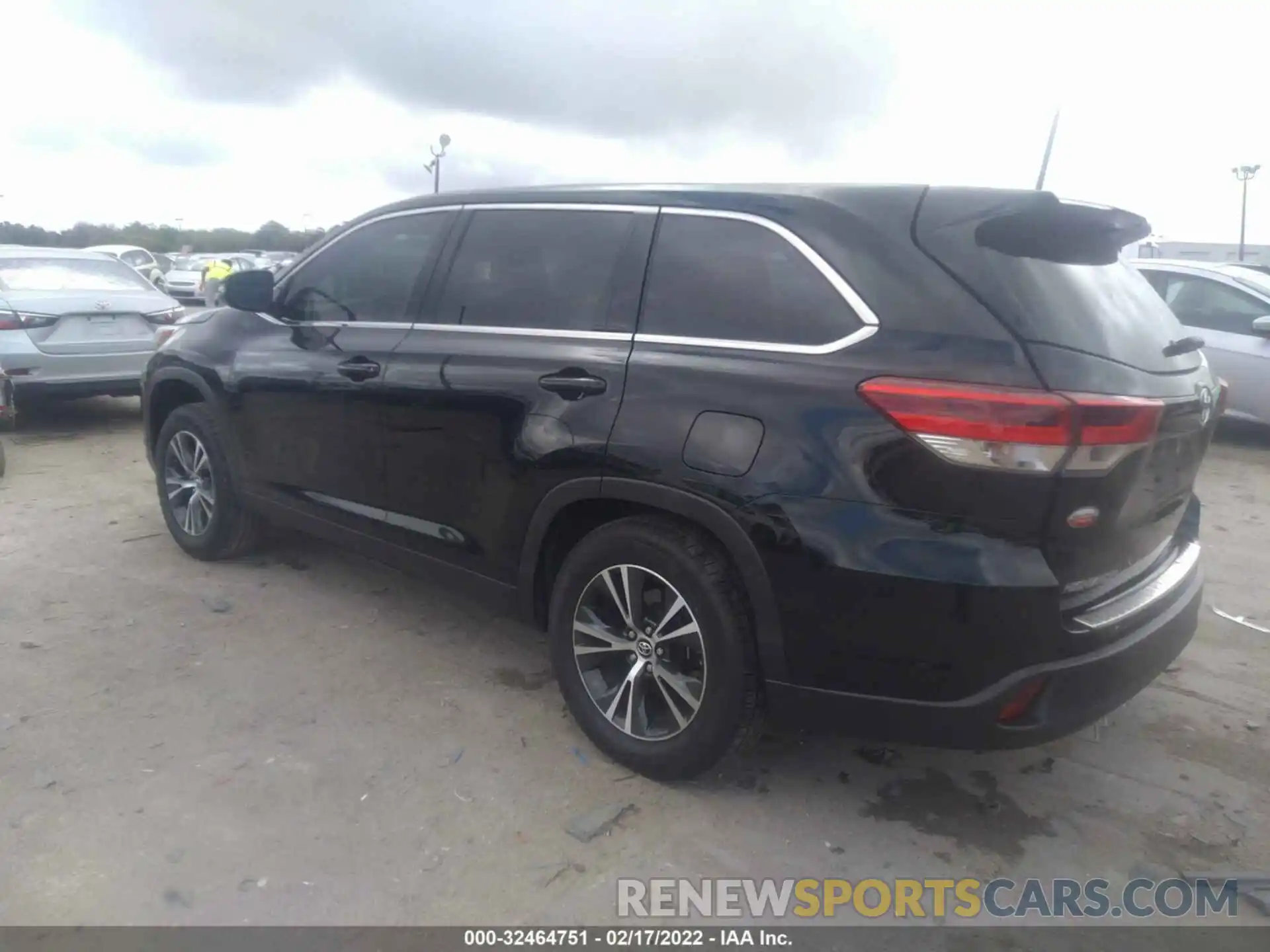 3 Photograph of a damaged car 5TDZARFH7KS054756 TOYOTA HIGHLANDER 2019