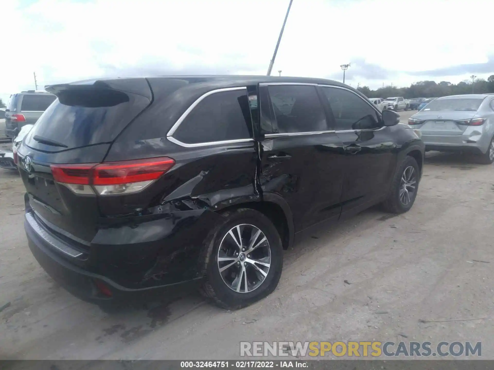 4 Photograph of a damaged car 5TDZARFH7KS054756 TOYOTA HIGHLANDER 2019