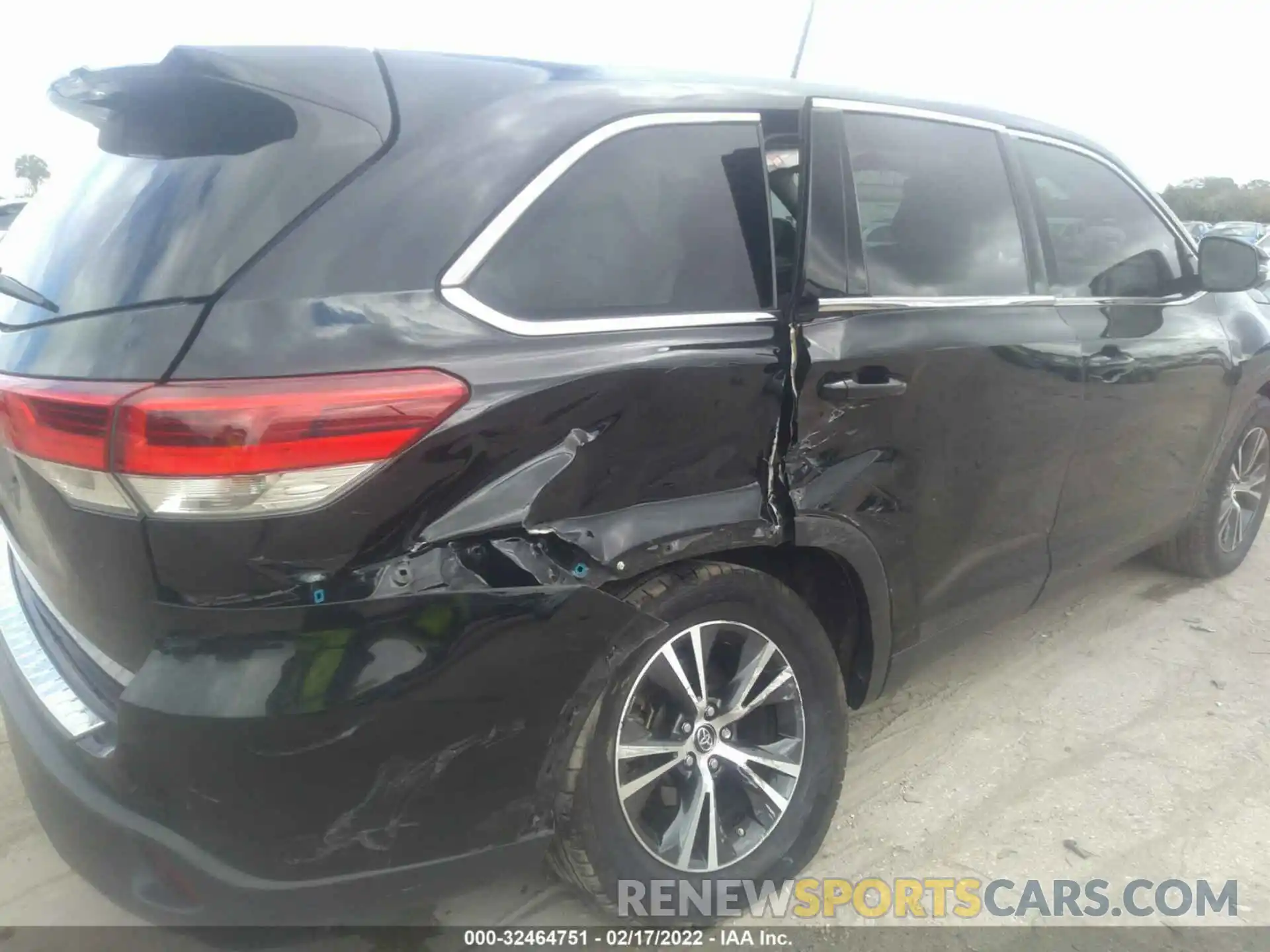 6 Photograph of a damaged car 5TDZARFH7KS054756 TOYOTA HIGHLANDER 2019