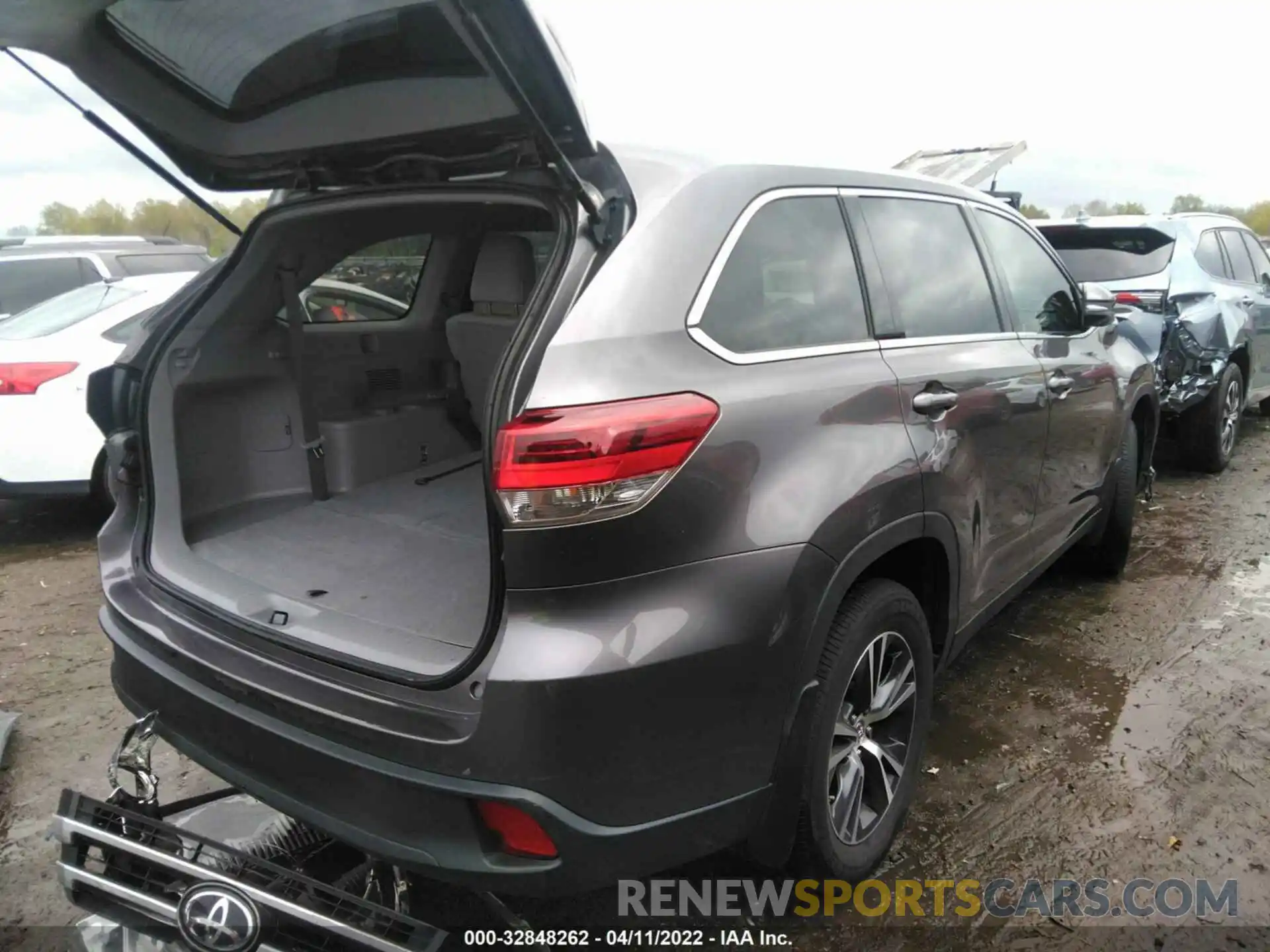 4 Photograph of a damaged car 5TDZARFH7KS055146 TOYOTA HIGHLANDER 2019