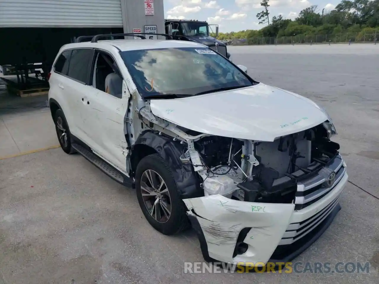 1 Photograph of a damaged car 5TDZARFH7KS055356 TOYOTA HIGHLANDER 2019