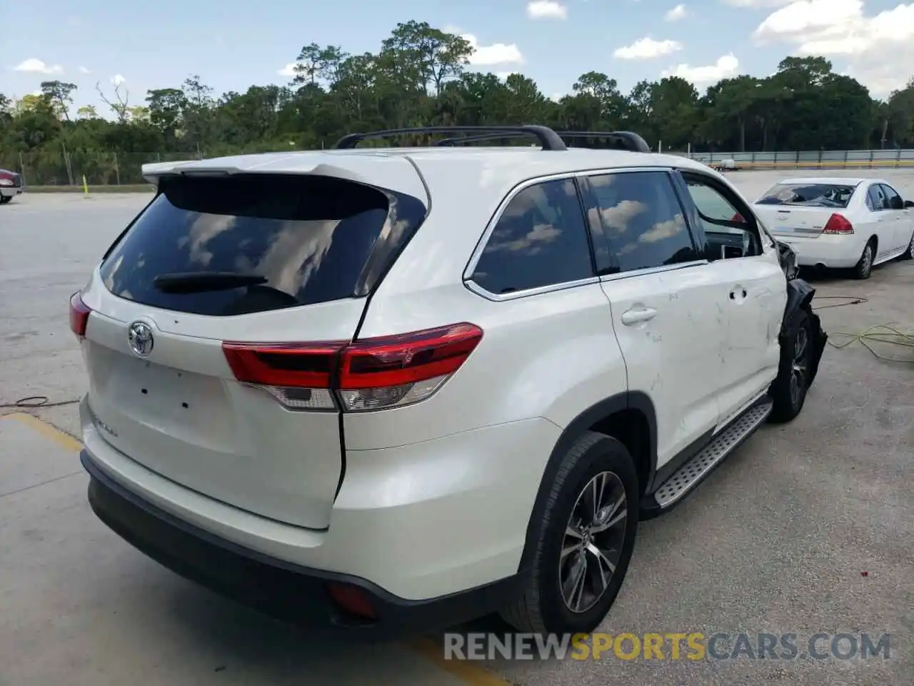 4 Photograph of a damaged car 5TDZARFH7KS055356 TOYOTA HIGHLANDER 2019