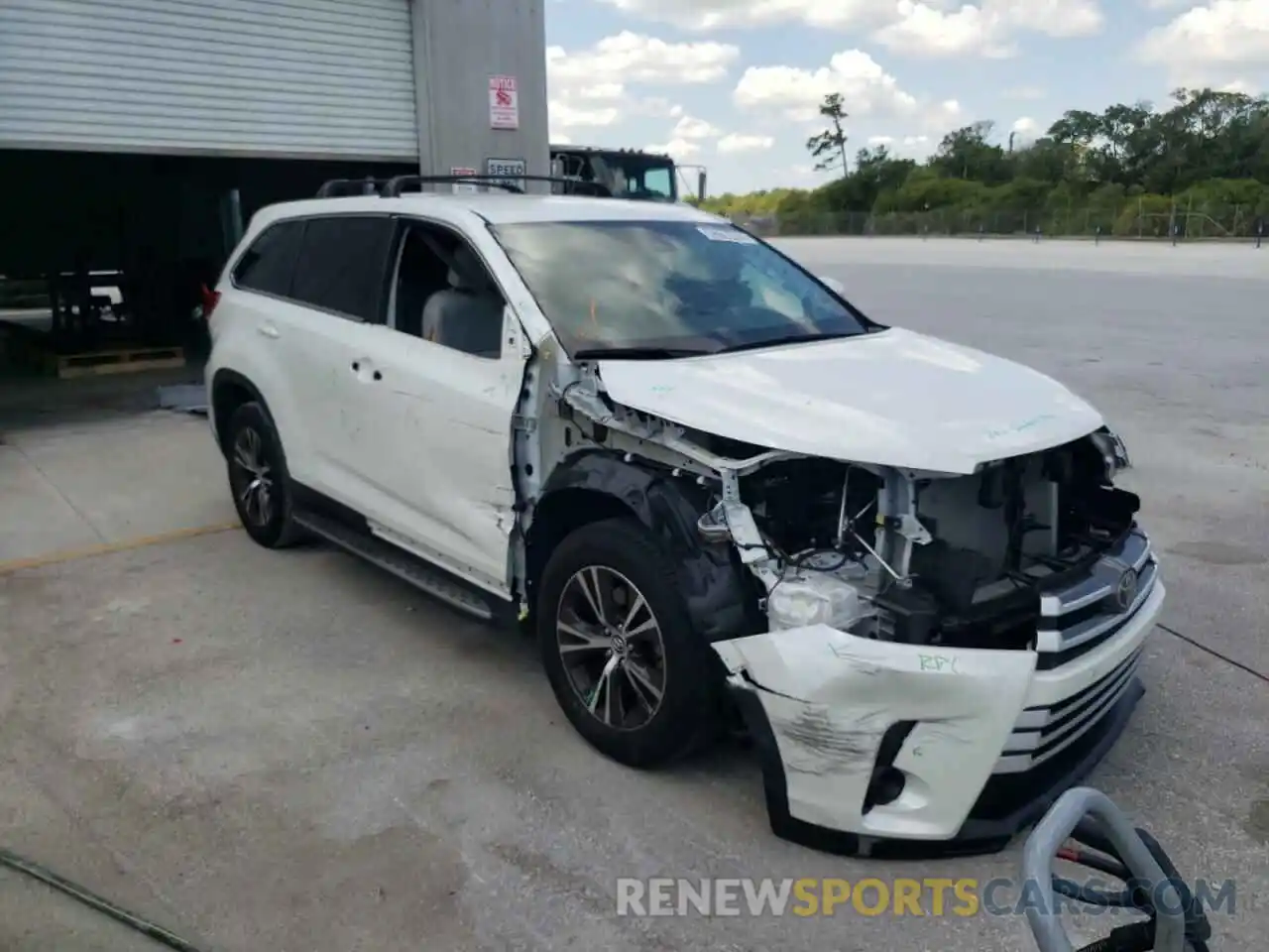 9 Photograph of a damaged car 5TDZARFH7KS055356 TOYOTA HIGHLANDER 2019