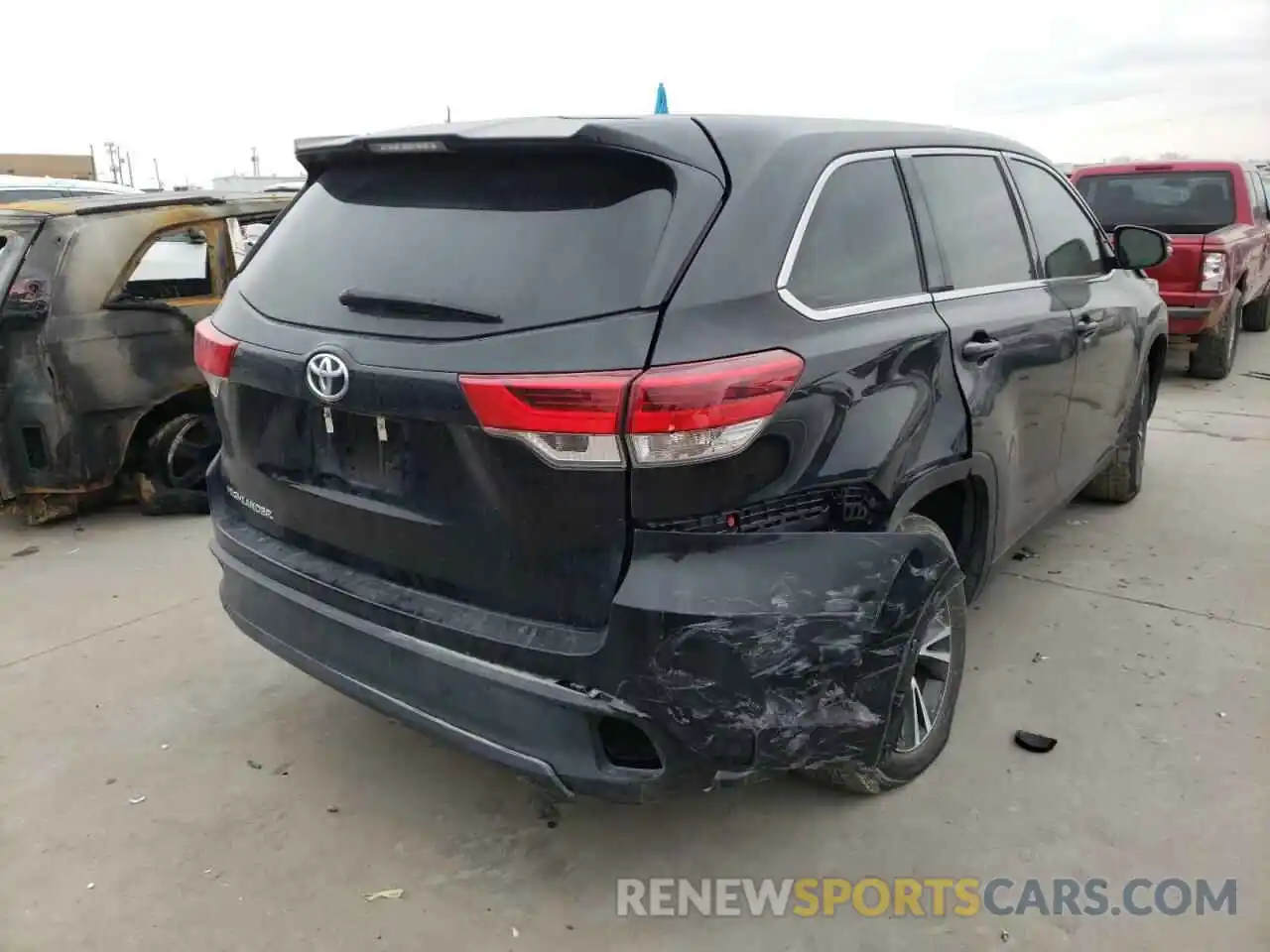 4 Photograph of a damaged car 5TDZARFH7KS058306 TOYOTA HIGHLANDER 2019