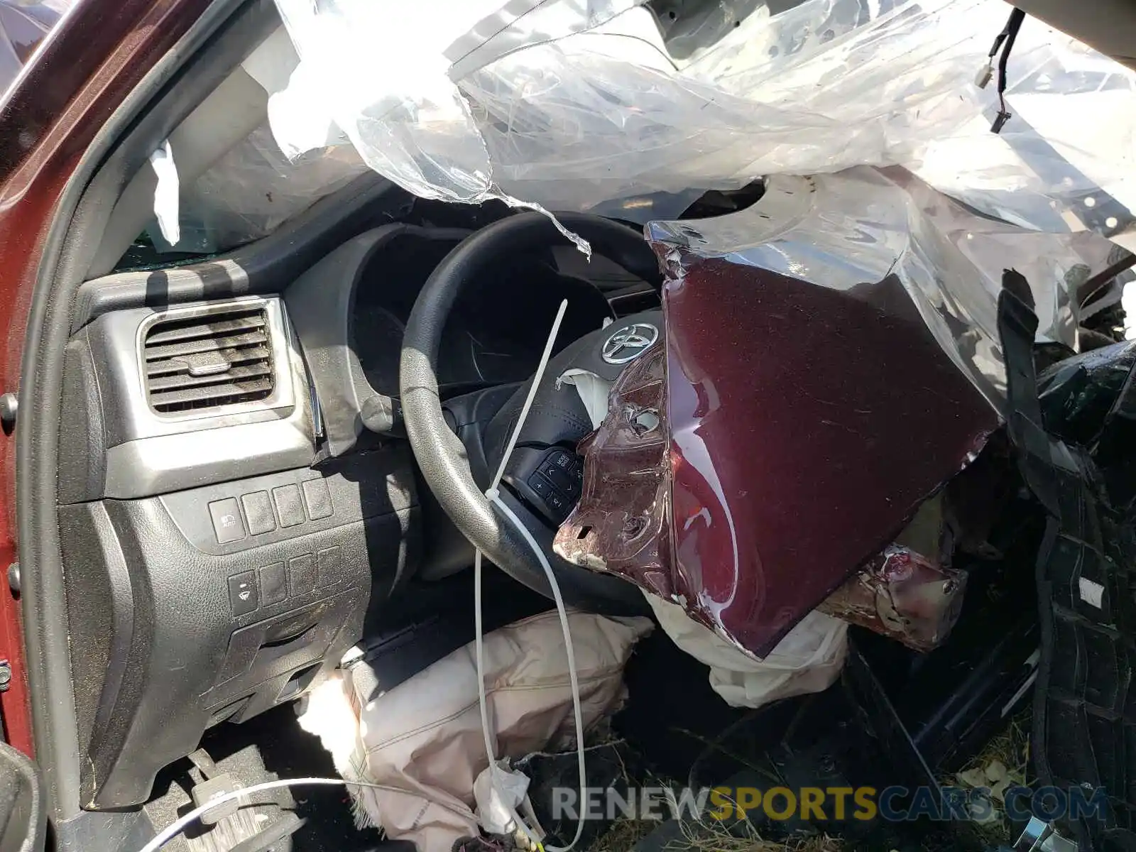 8 Photograph of a damaged car 5TDZARFH7KS060055 TOYOTA HIGHLANDER 2019