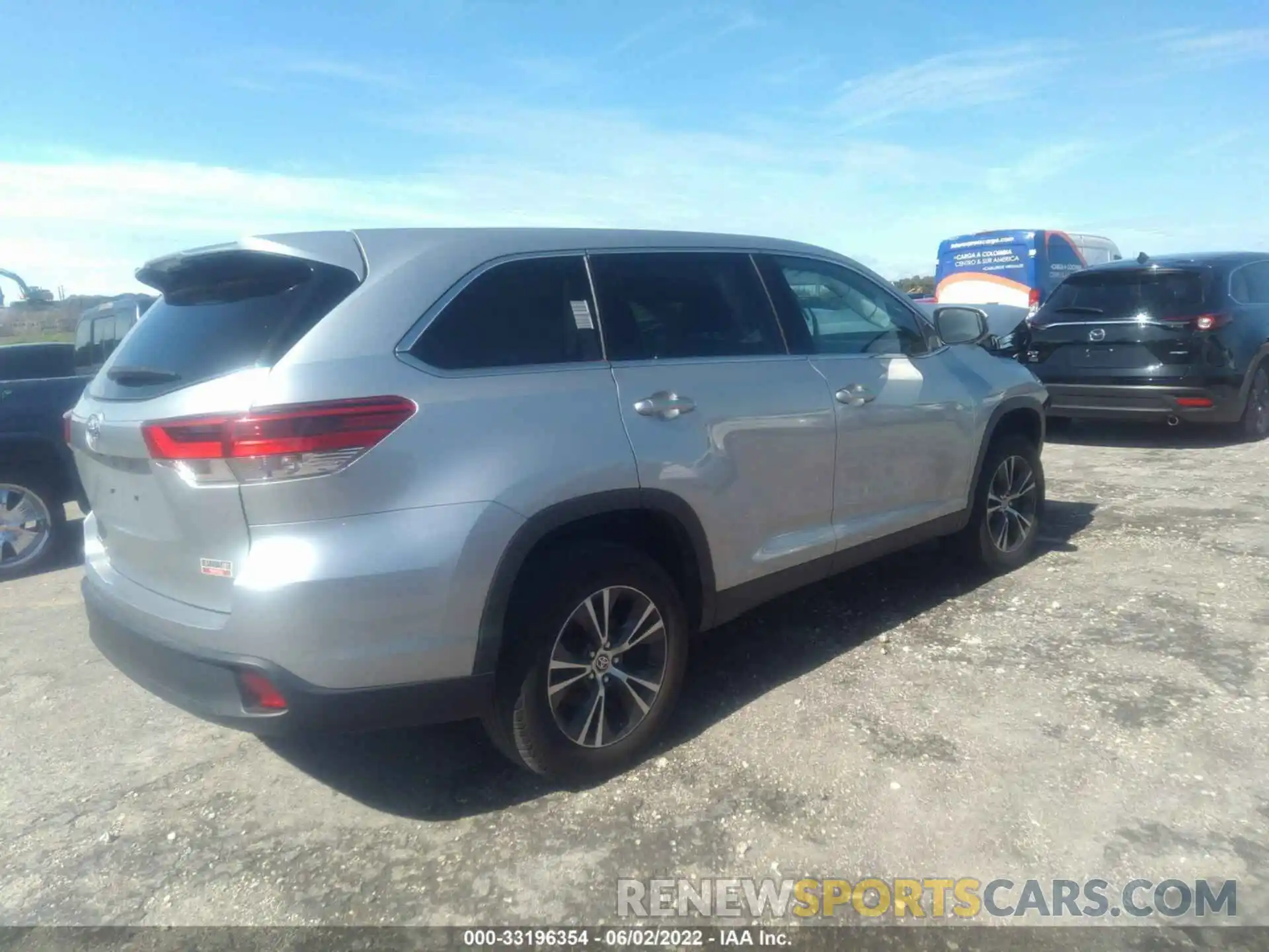 4 Photograph of a damaged car 5TDZARFH7KS061724 TOYOTA HIGHLANDER 2019