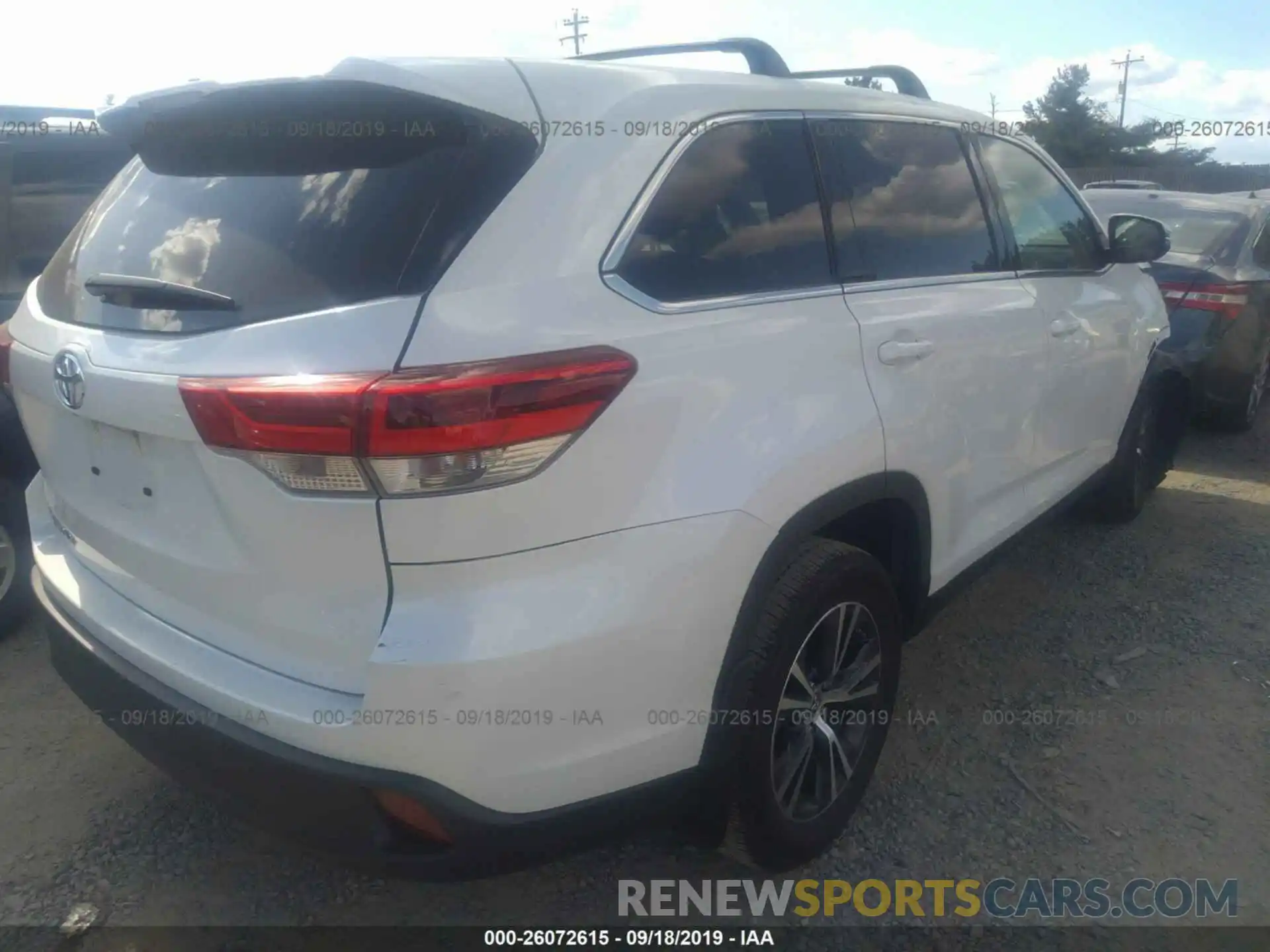 4 Photograph of a damaged car 5TDZARFH8KS042325 TOYOTA HIGHLANDER 2019