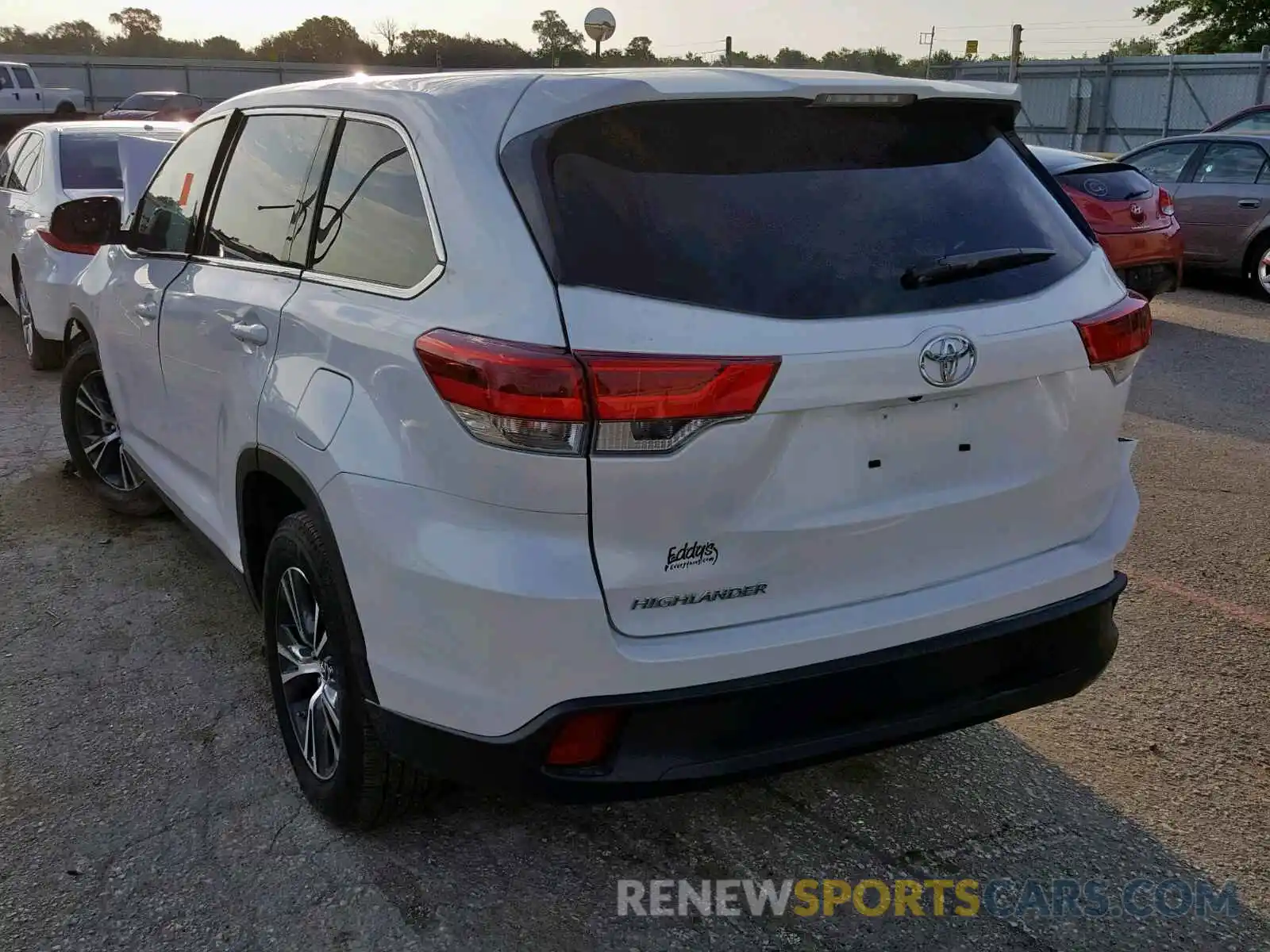 3 Photograph of a damaged car 5TDZARFH8KS042860 TOYOTA HIGHLANDER 2019