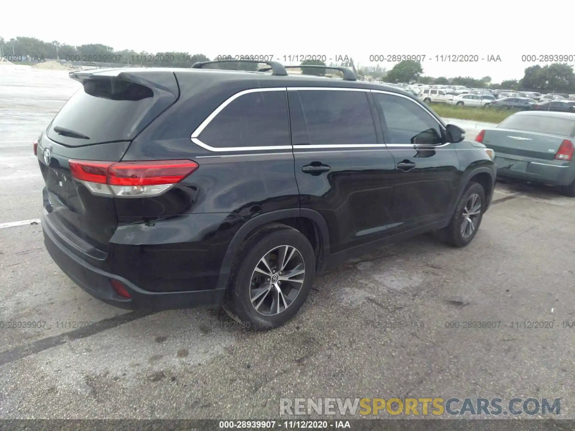 4 Photograph of a damaged car 5TDZARFH8KS044043 TOYOTA HIGHLANDER 2019