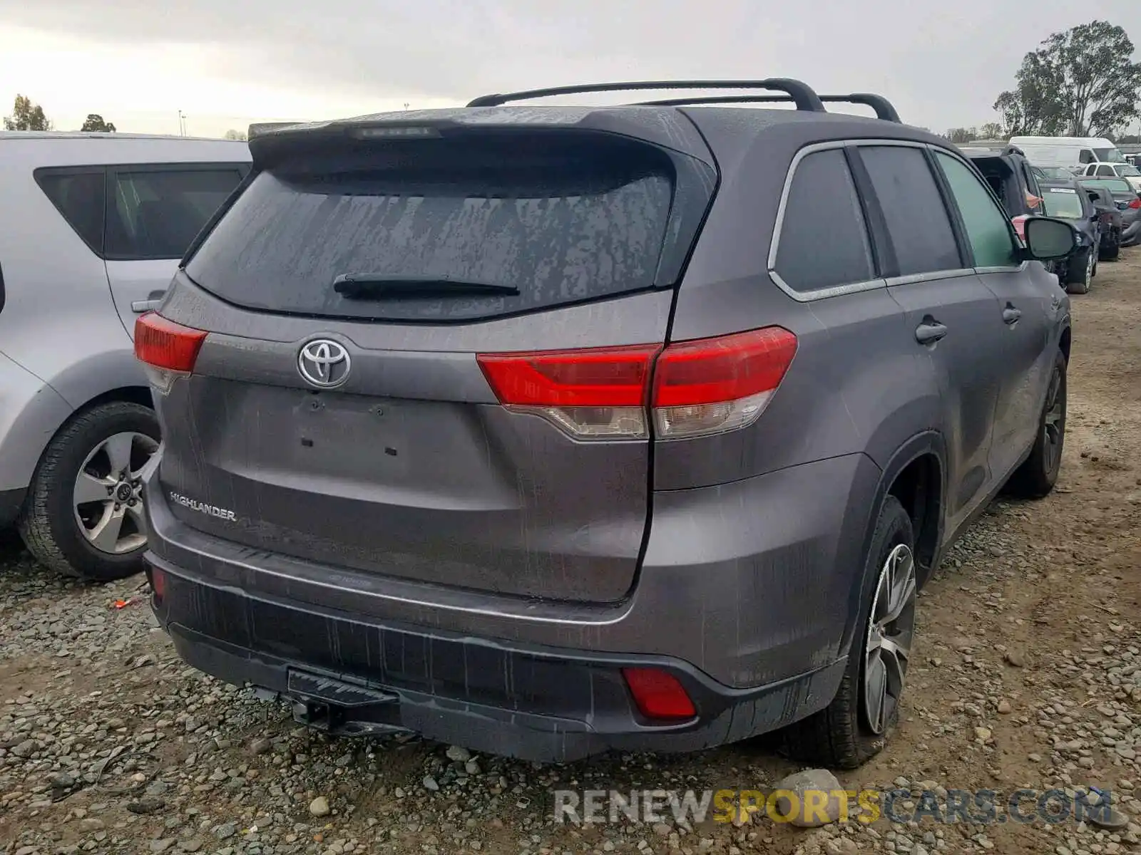 4 Photograph of a damaged car 5TDZARFH8KS045208 TOYOTA HIGHLANDER 2019