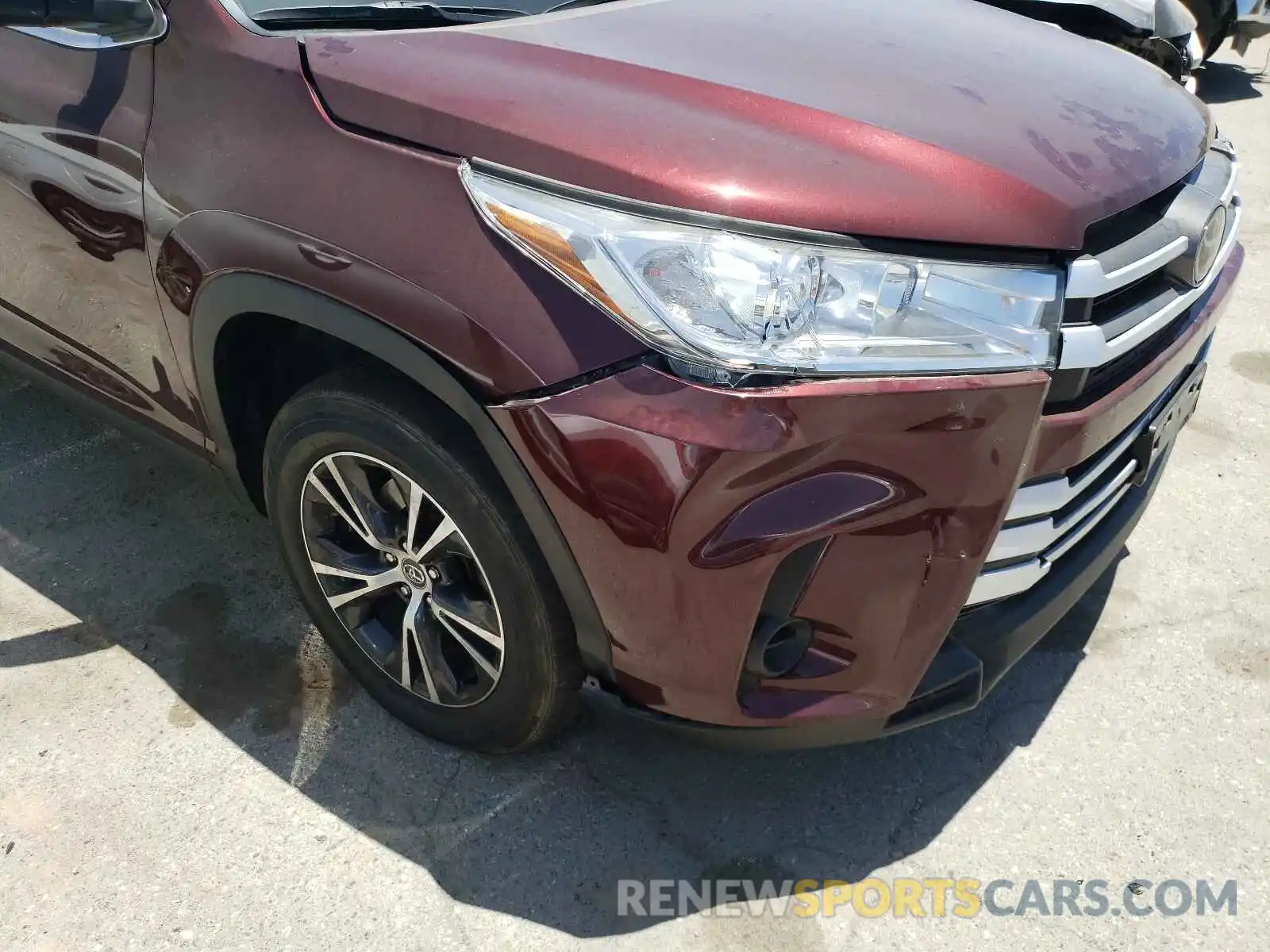 9 Photograph of a damaged car 5TDZARFH8KS045323 TOYOTA HIGHLANDER 2019