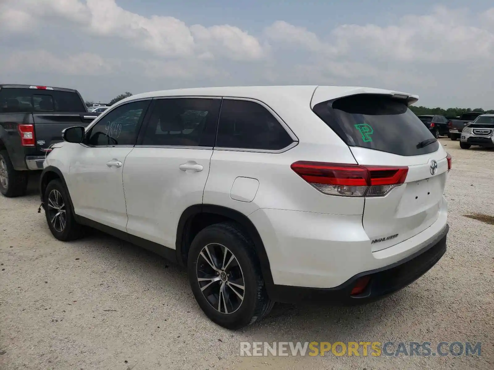 3 Photograph of a damaged car 5TDZARFH8KS045662 TOYOTA HIGHLANDER 2019