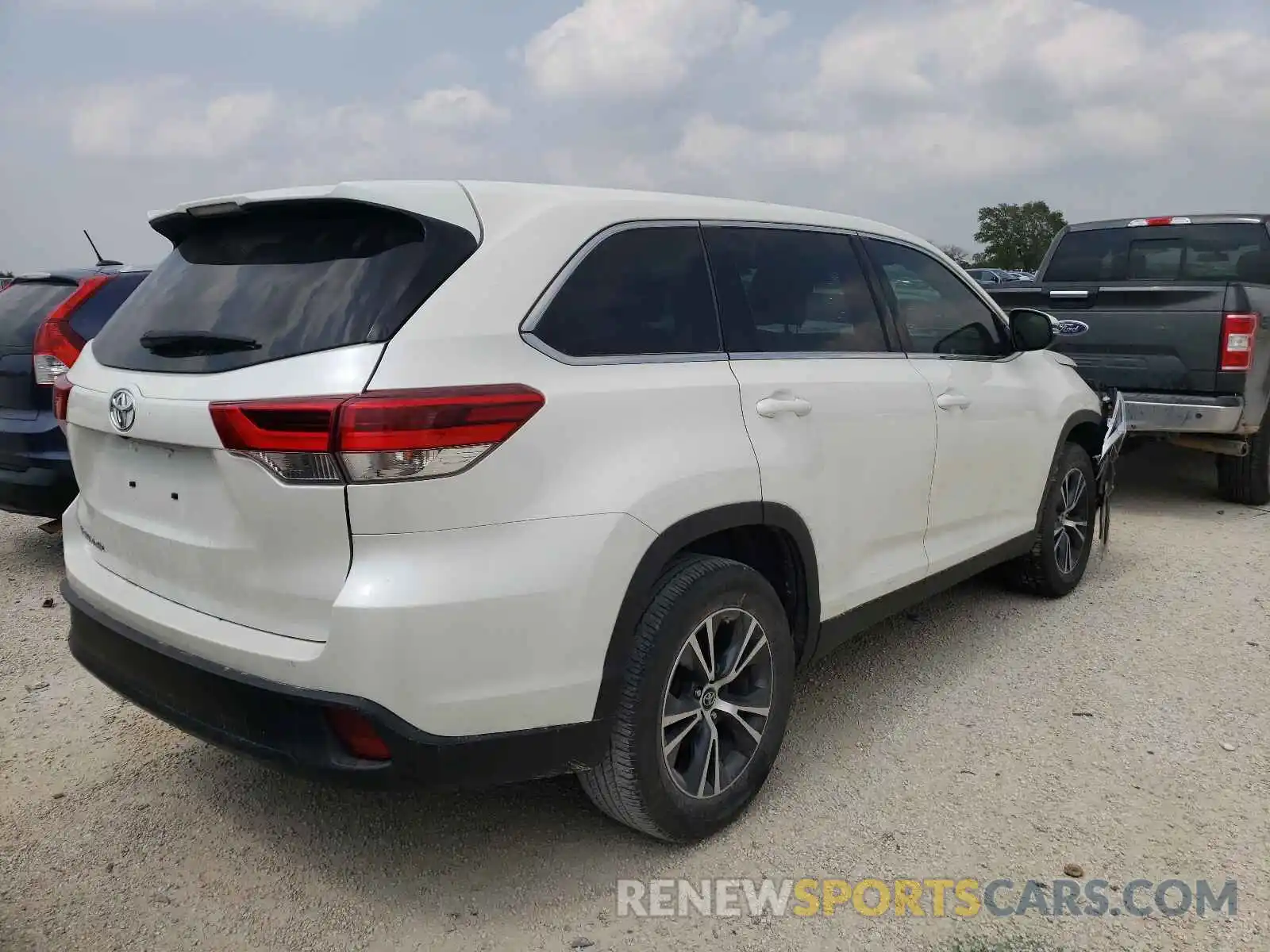 4 Photograph of a damaged car 5TDZARFH8KS045662 TOYOTA HIGHLANDER 2019