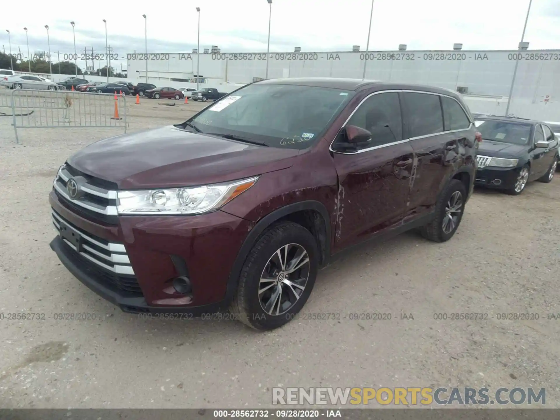 2 Photograph of a damaged car 5TDZARFH8KS046228 TOYOTA HIGHLANDER 2019