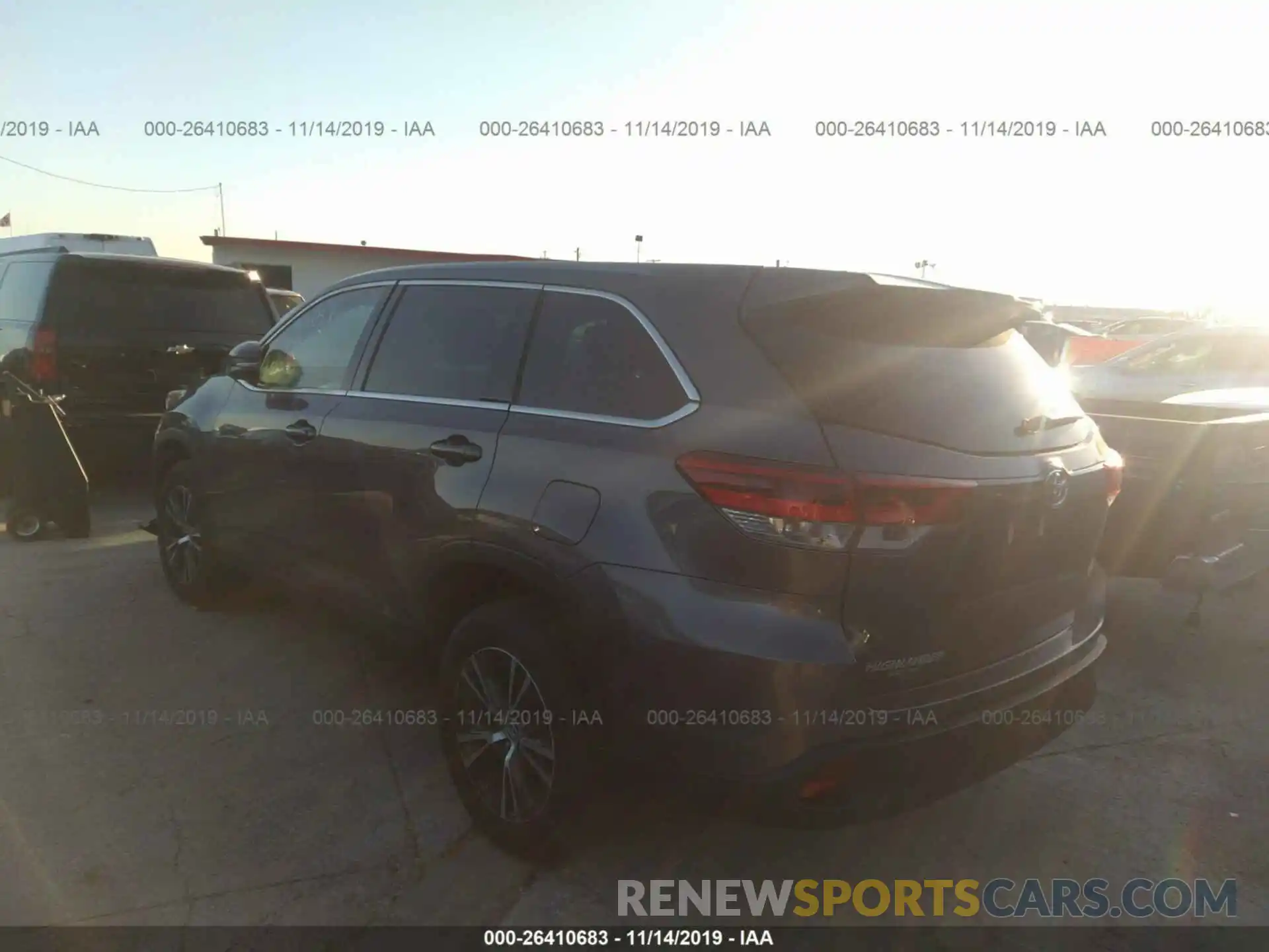 3 Photograph of a damaged car 5TDZARFH8KS047587 TOYOTA HIGHLANDER 2019