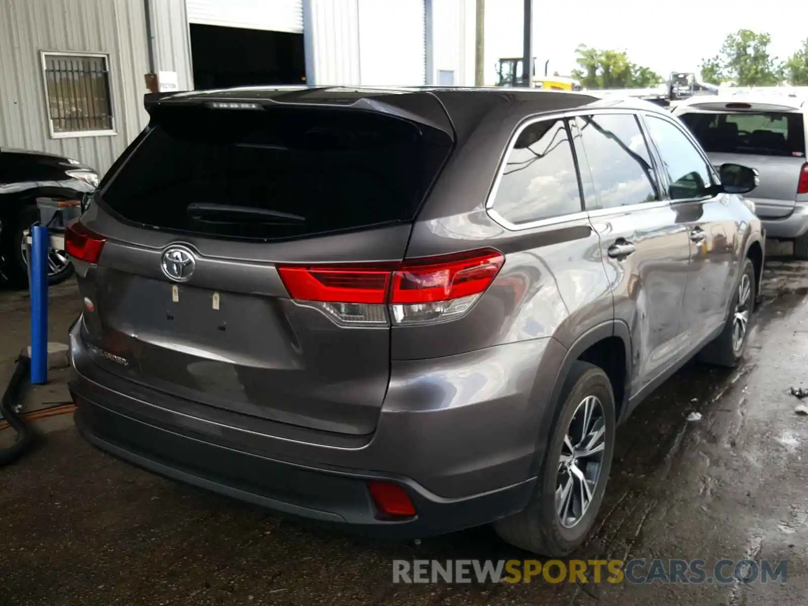 4 Photograph of a damaged car 5TDZARFH8KS048500 TOYOTA HIGHLANDER 2019