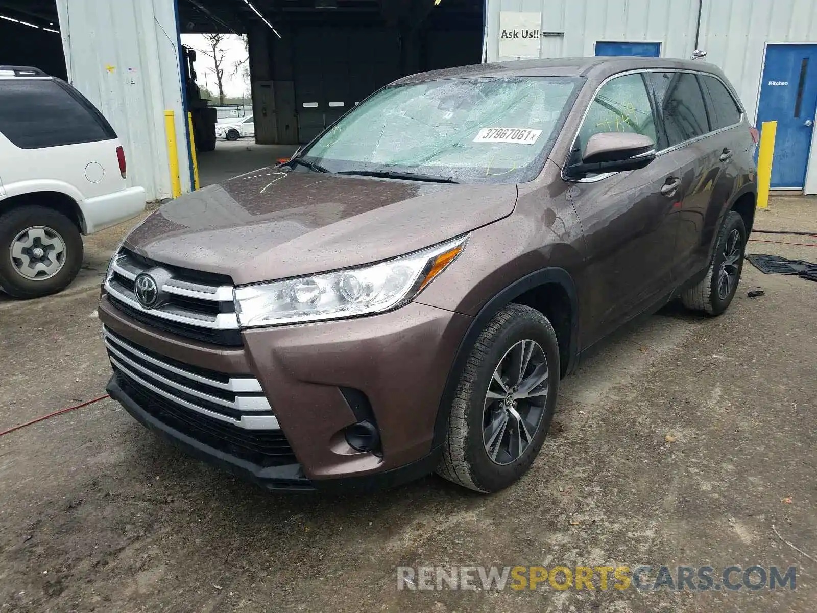 2 Photograph of a damaged car 5TDZARFH8KS051798 TOYOTA HIGHLANDER 2019