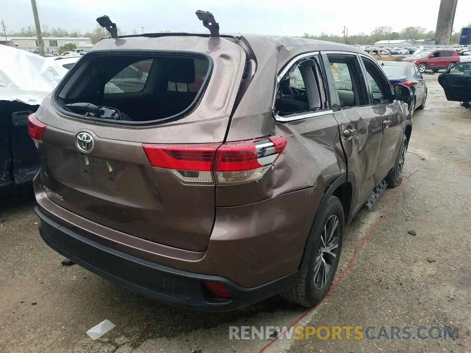 4 Photograph of a damaged car 5TDZARFH8KS051798 TOYOTA HIGHLANDER 2019