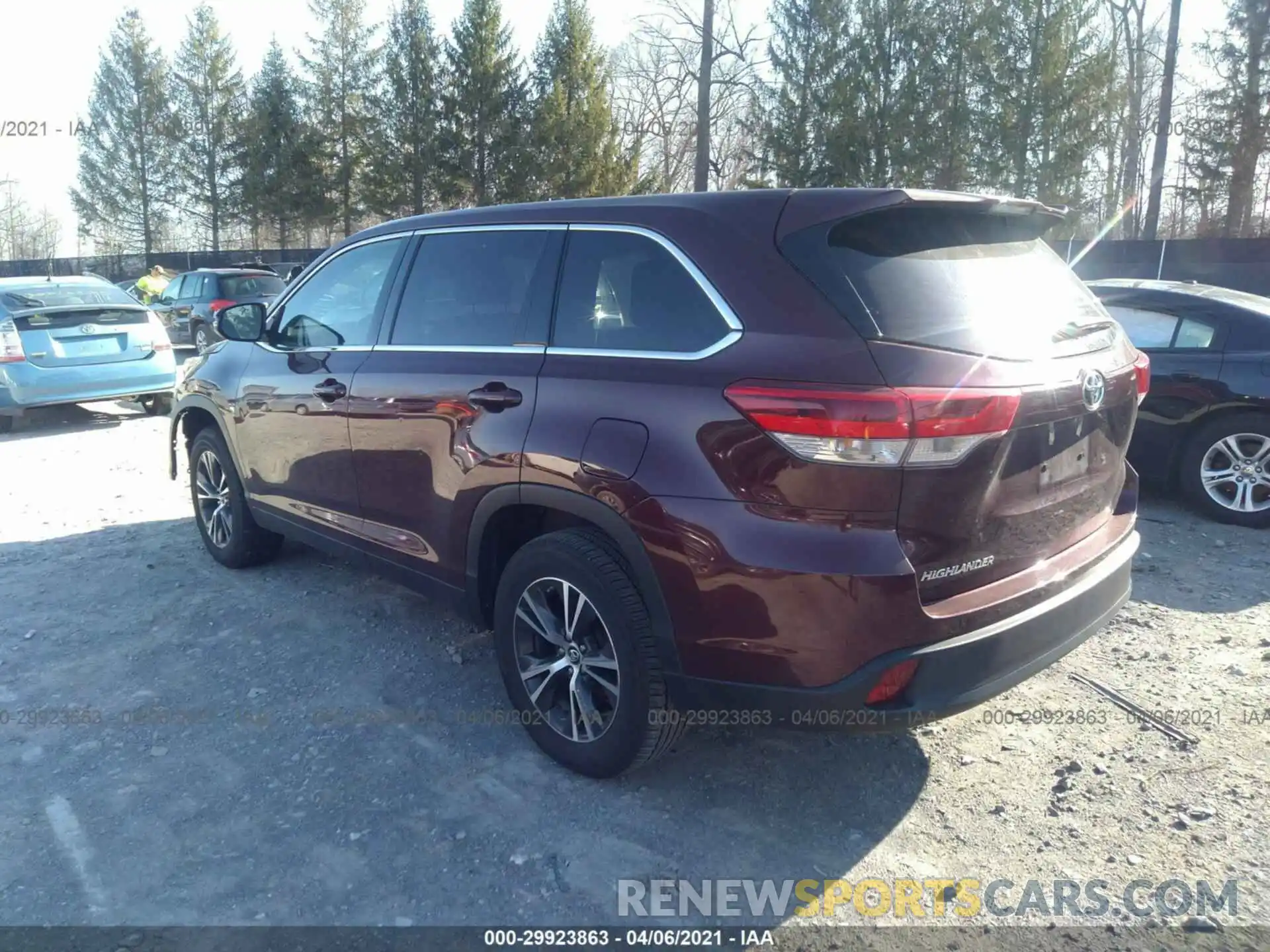 3 Photograph of a damaged car 5TDZARFH8KS052062 TOYOTA HIGHLANDER 2019