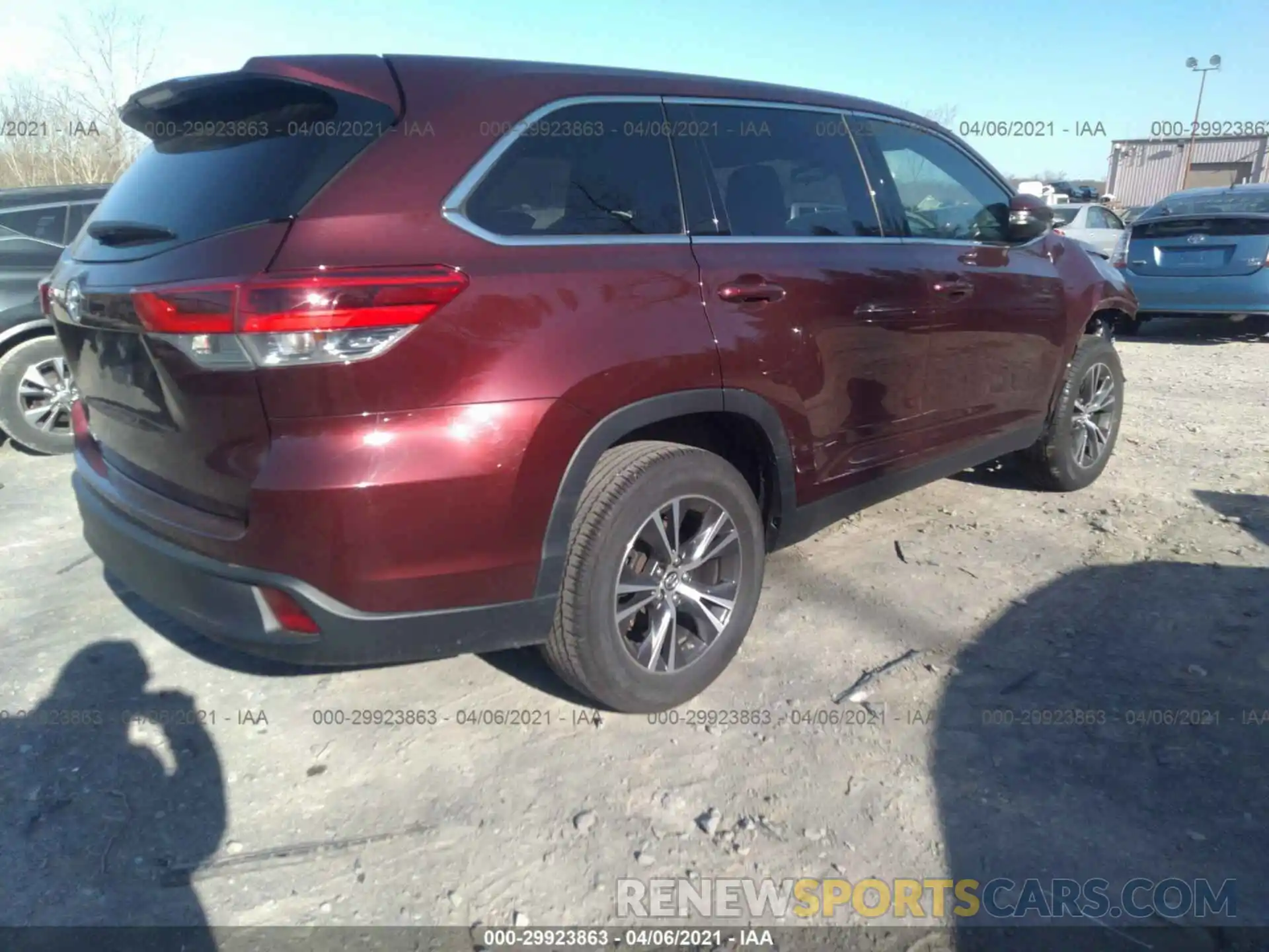 4 Photograph of a damaged car 5TDZARFH8KS052062 TOYOTA HIGHLANDER 2019